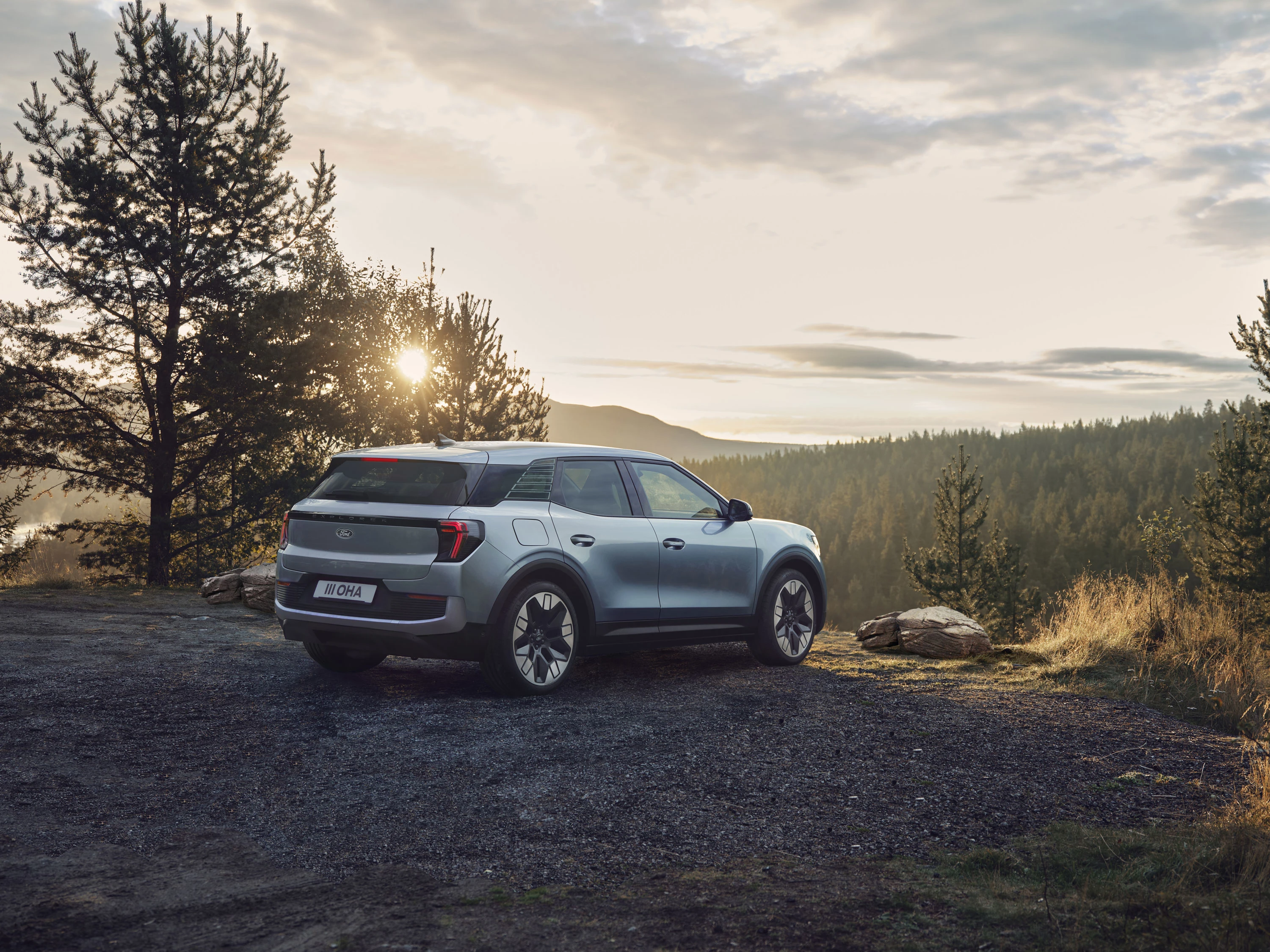 Ford Explorer Extended Range RWD exterior view