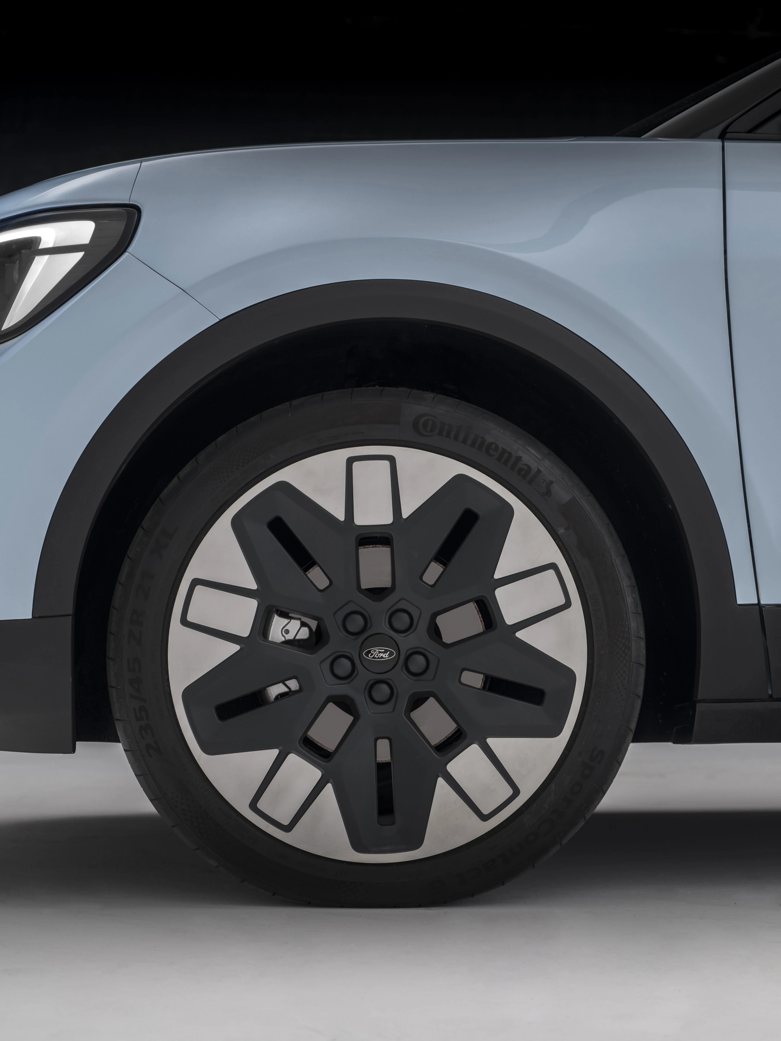 Ford Explorer Extended Range RWD wheels view