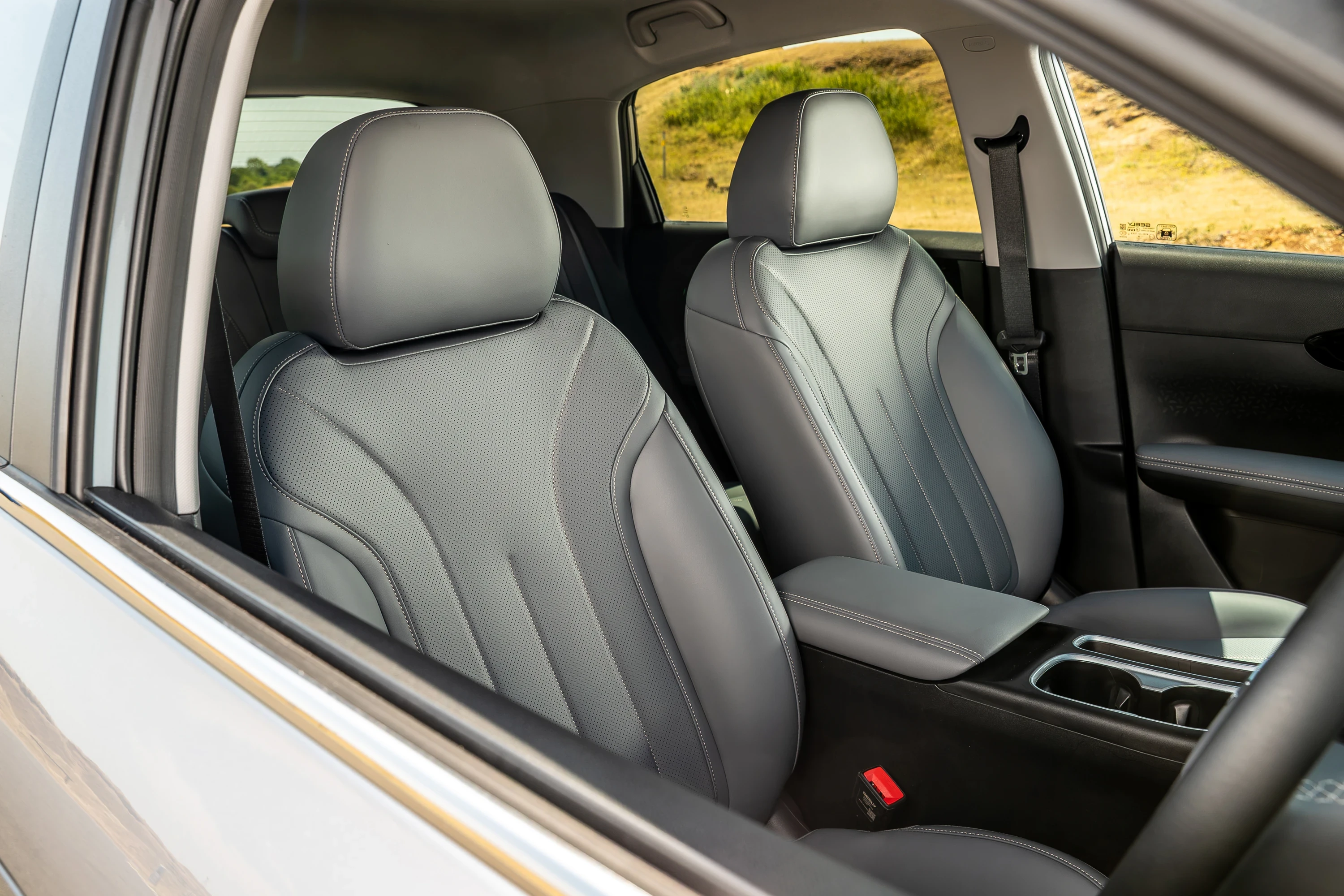 Geely EX2 47.1 kWh frontseats view