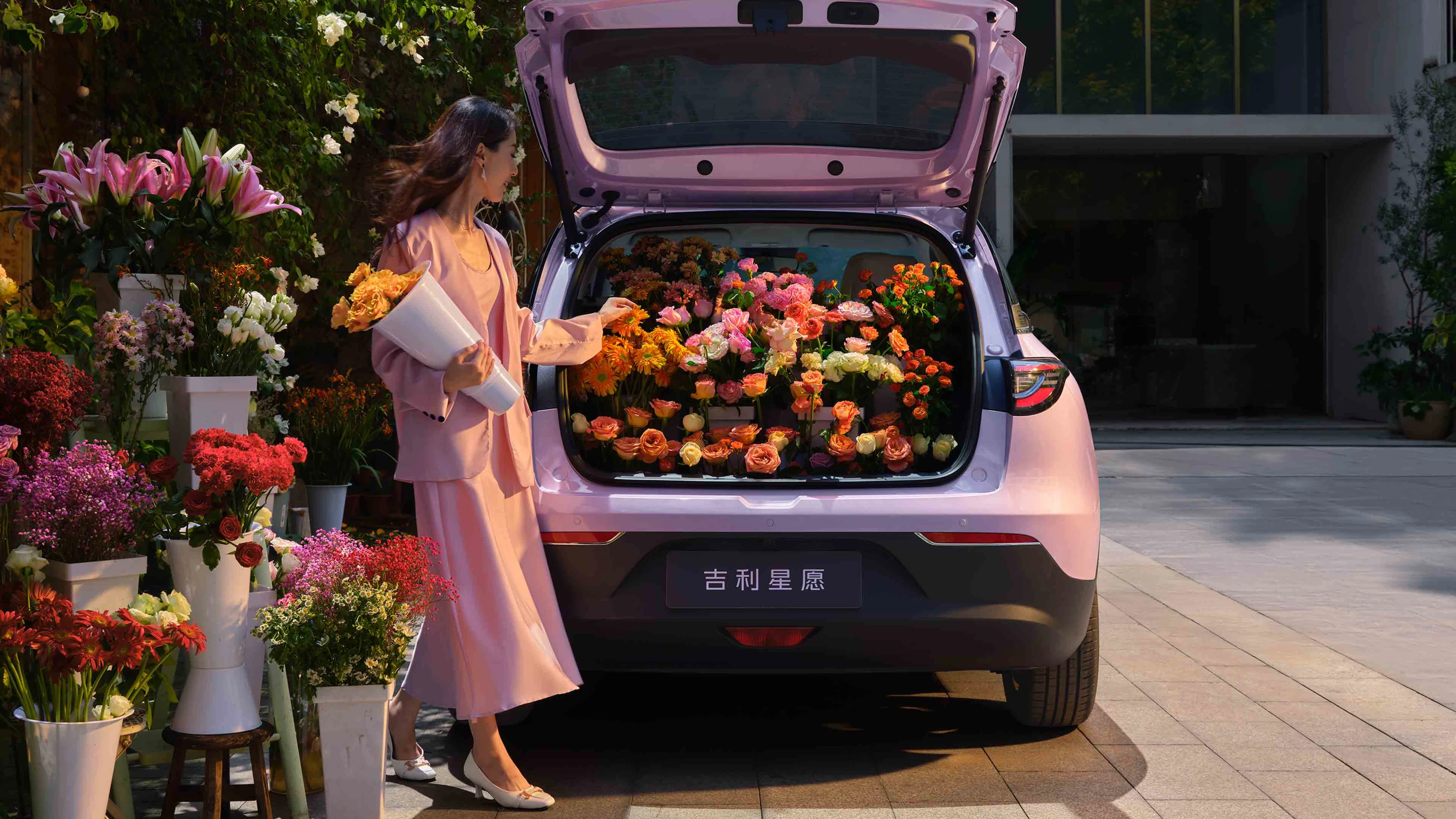 Geely Xingyuan 410 trunk view