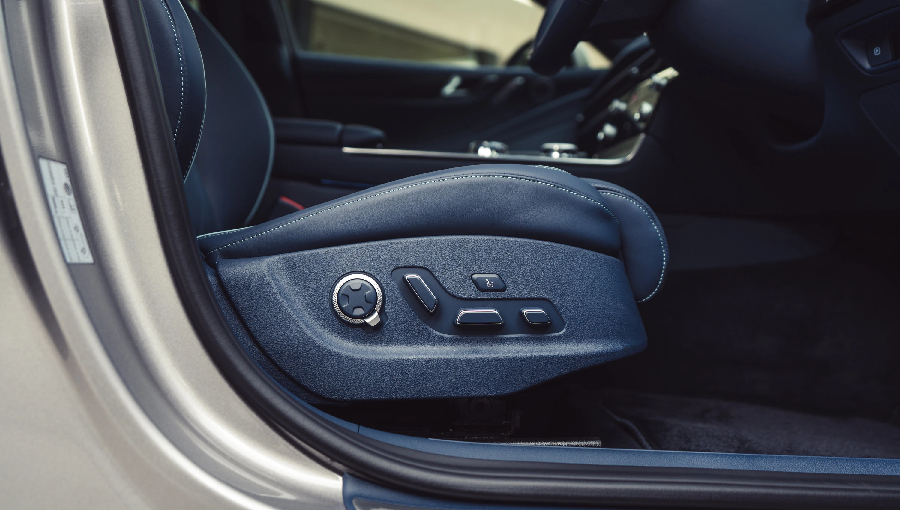 Genesis G80 Electrified AWD 87kWh frontseats view