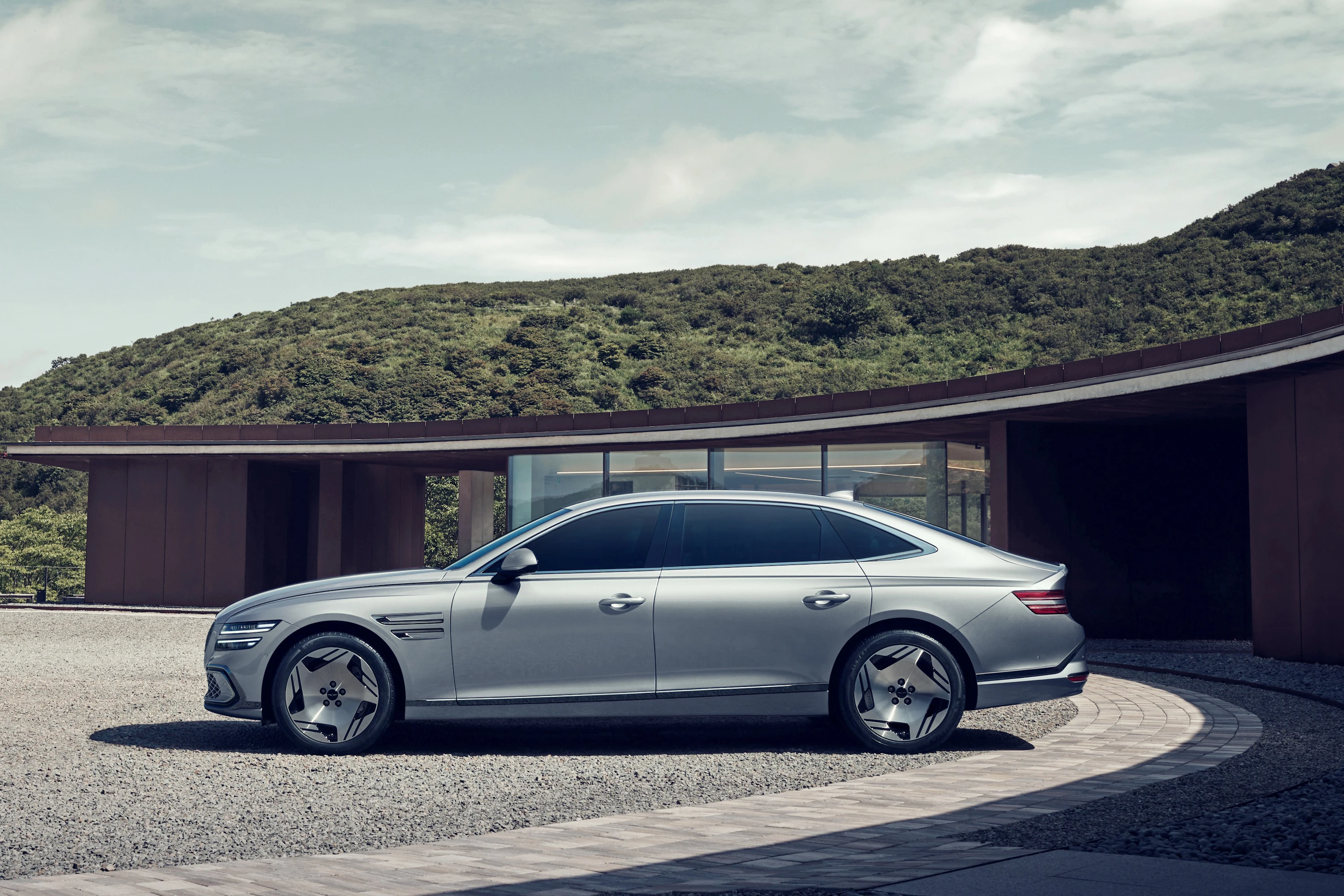 Genesis G80 Electrified AWD 87kWh exterior view