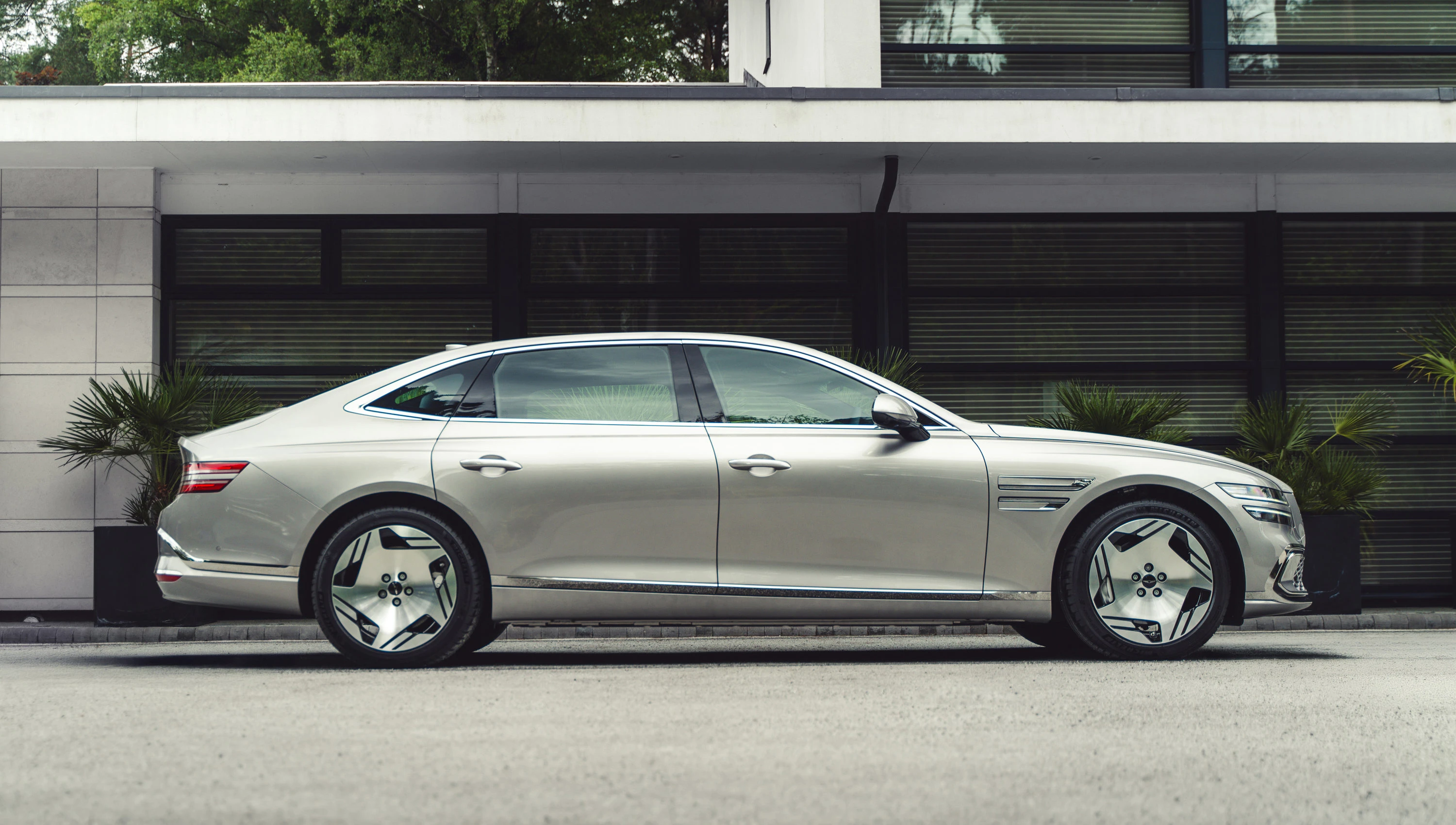 Genesis G80 Electrified AWD 87kWh exterior view
