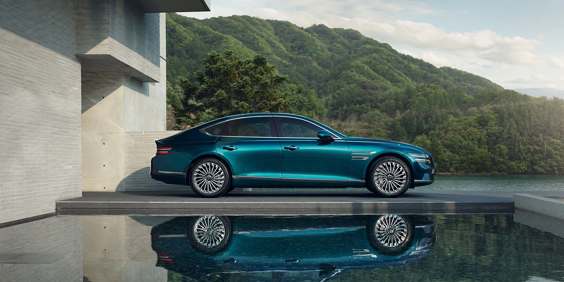 Genesis G80 Electrified AWD 87kWh exterior view