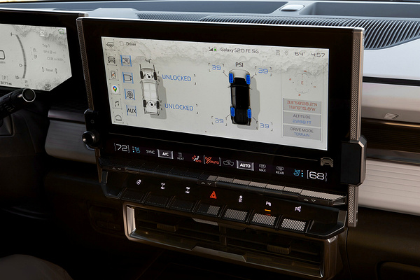GMC Hummer EV Edition 1 Pickup screens view