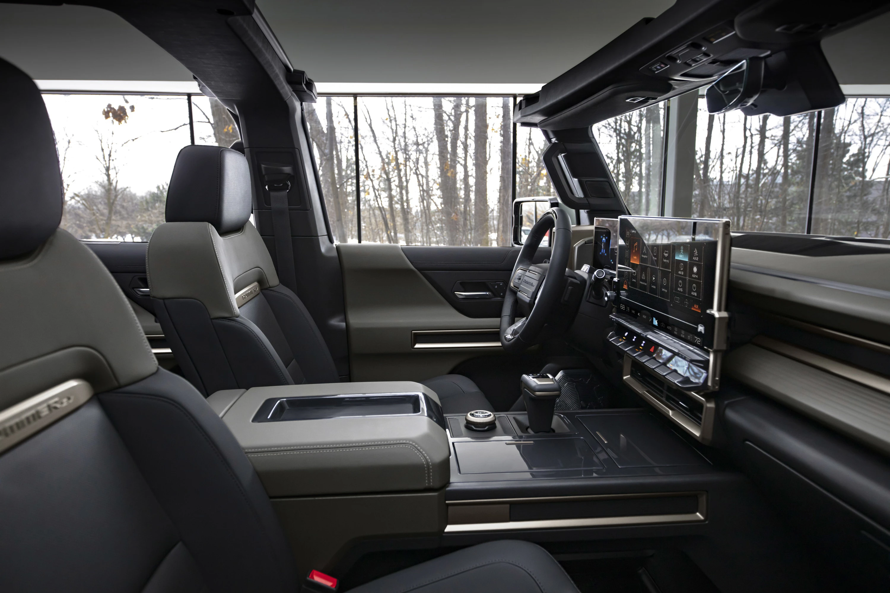 GMC Hummer EV SUV 2x frontseats view