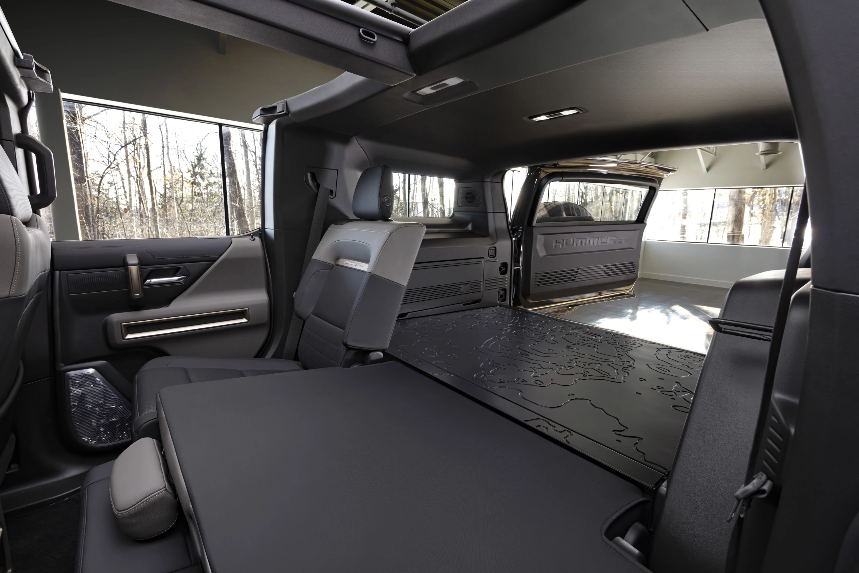 GMC Hummer EV SUV 2x trunk view
