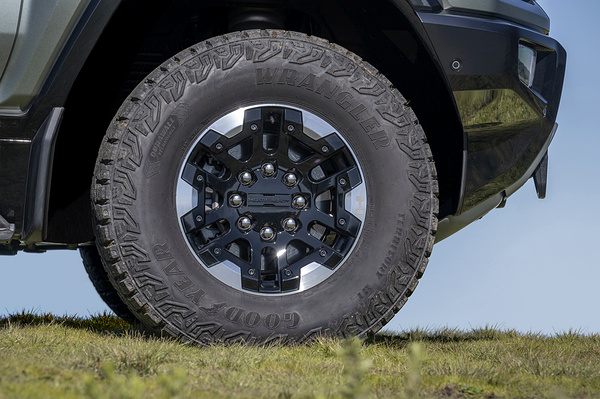 GMC Hummer EV SUV 2x wheels view