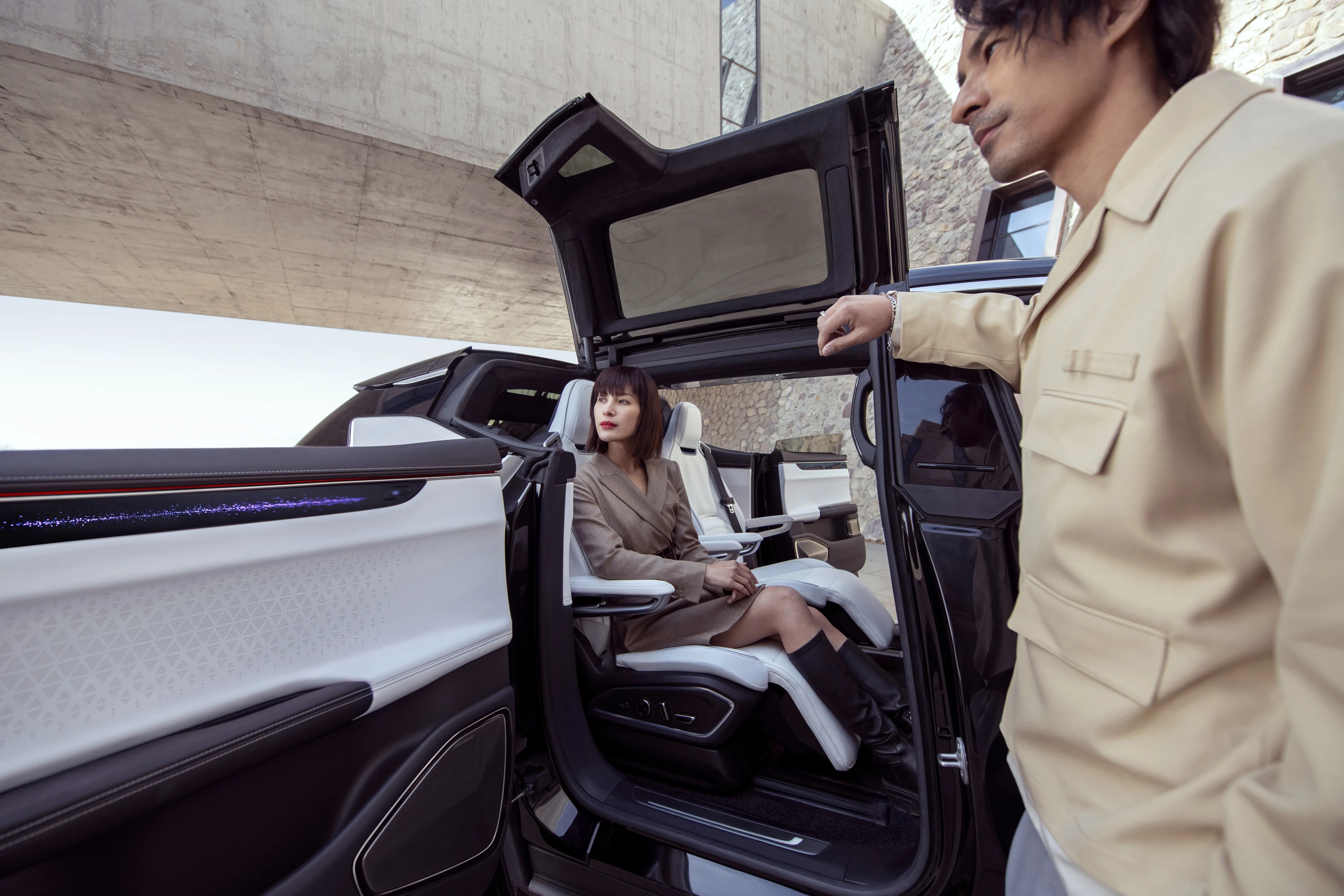 HiPhi X 6 Seater exterior view