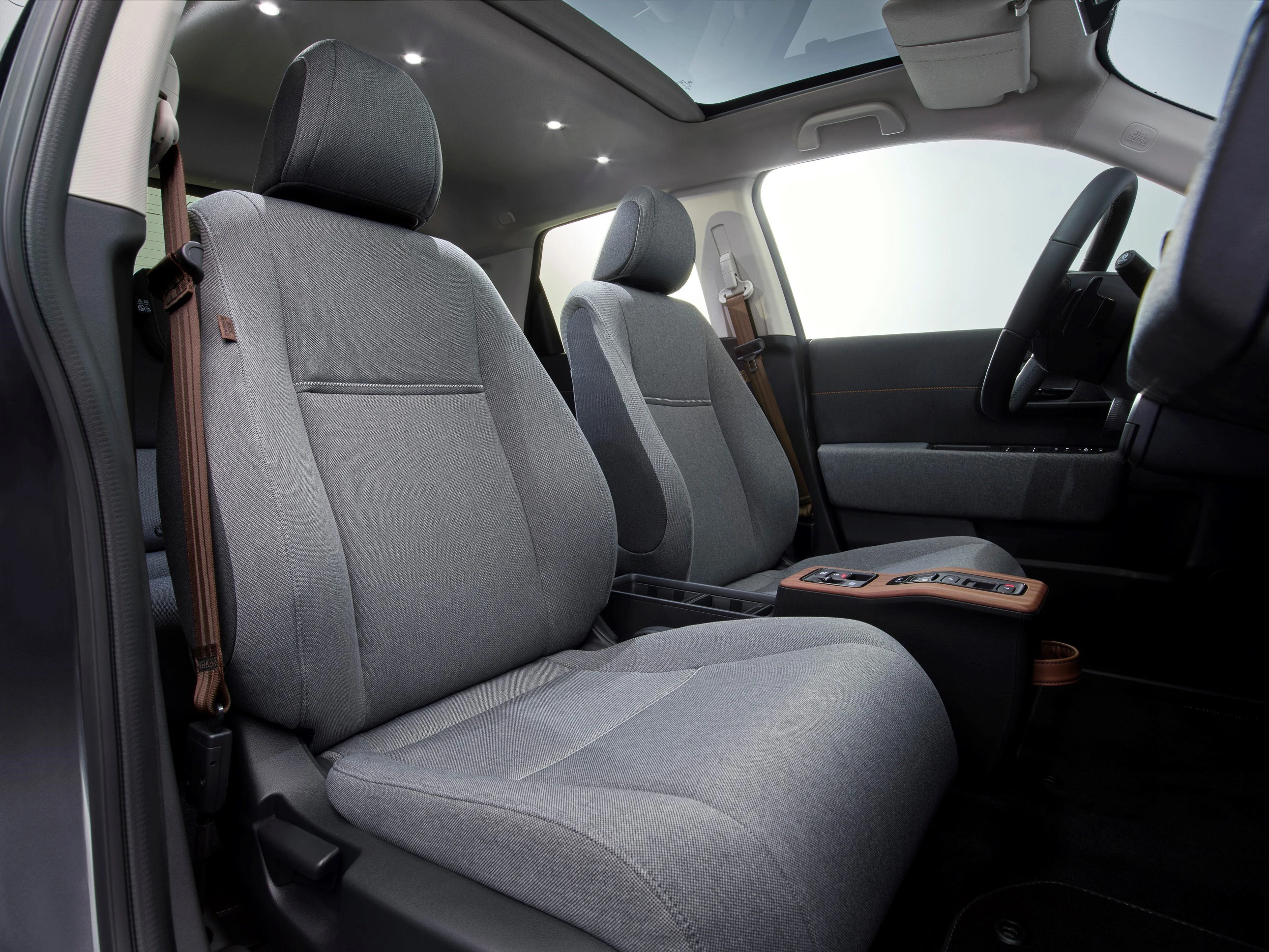 Honda e Advance frontseats view