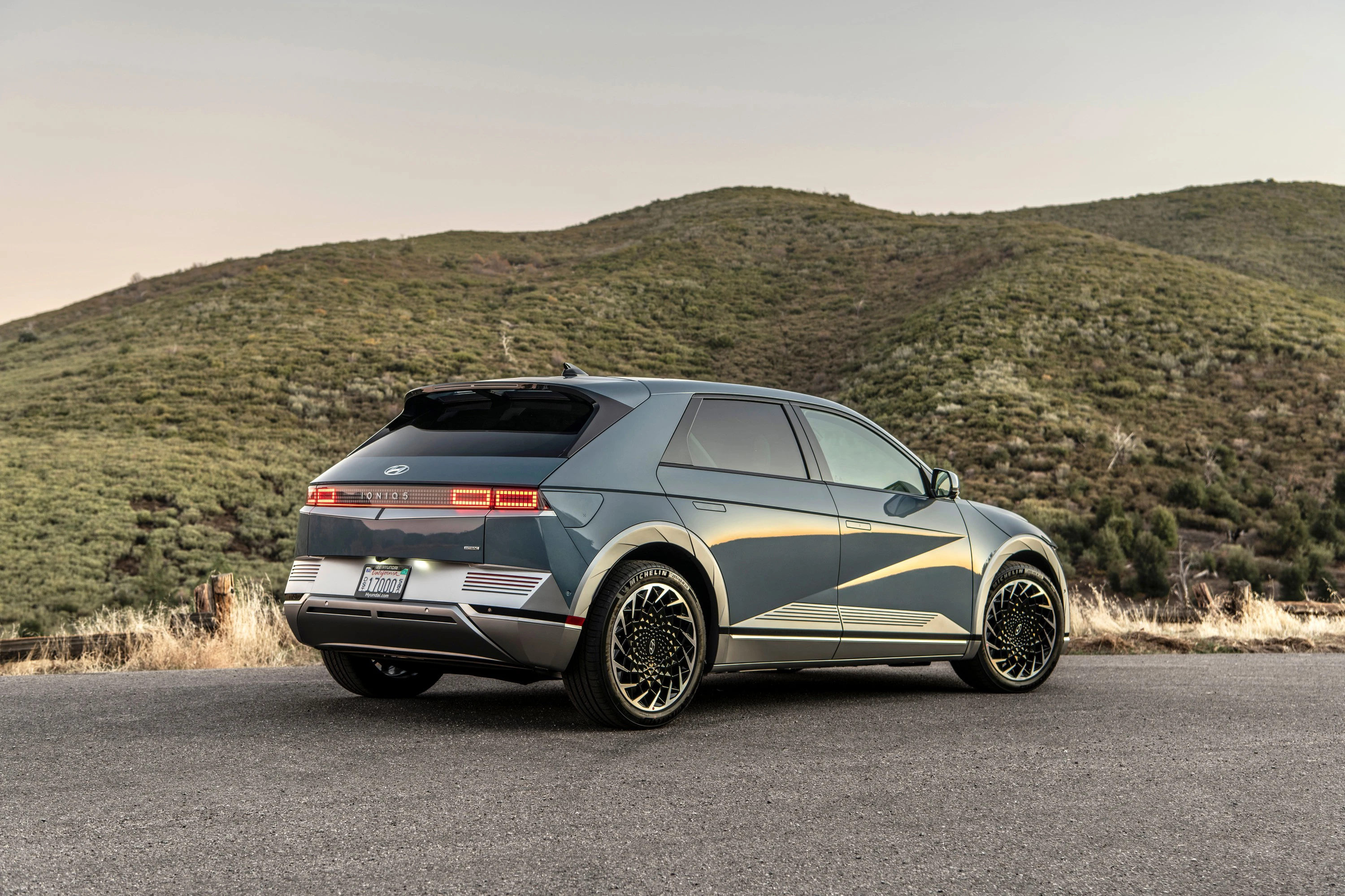 Hyundai Ioniq 5 Long Range 2WD exterior view