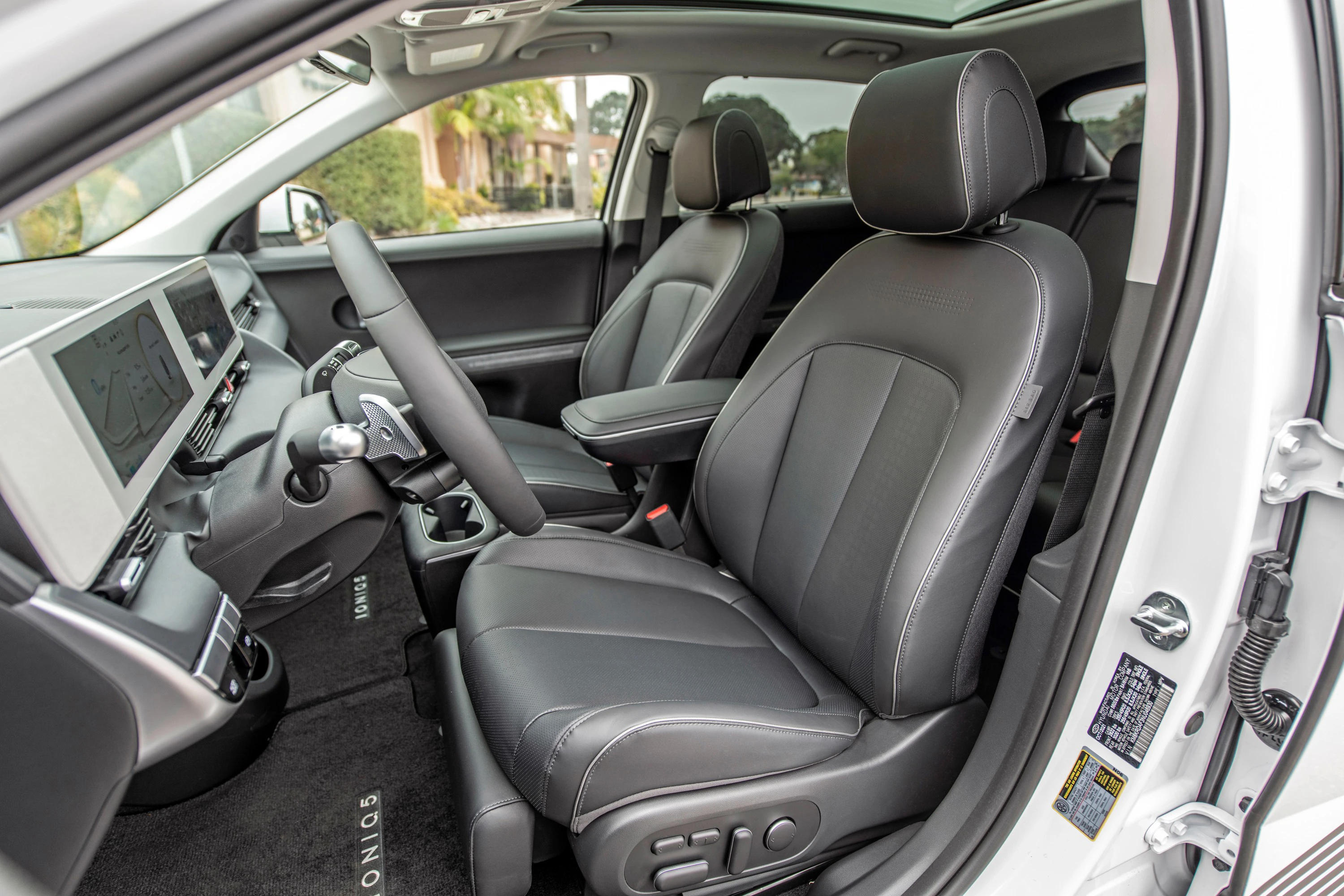 Hyundai Ioniq 5 Long Range 2WD frontseats view