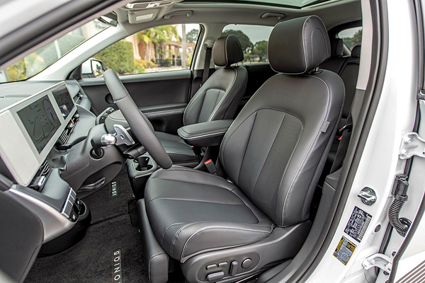 Hyundai Ioniq 5 Long Range 2WD frontseats view