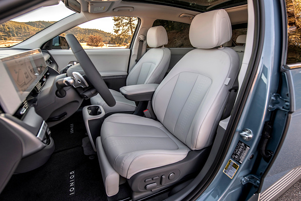 Hyundai Ioniq 5 Long Range 2WD frontseats view