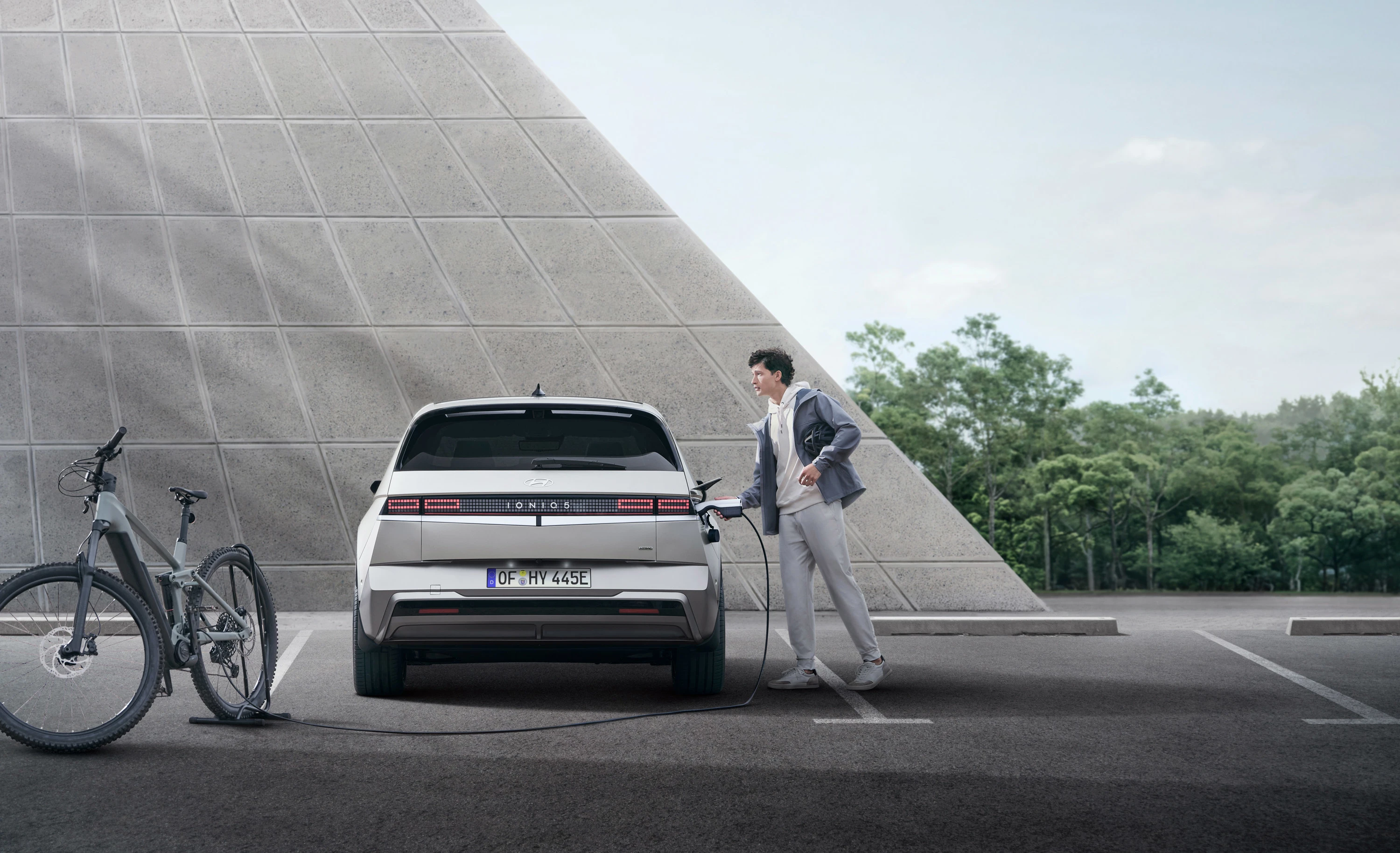 Hyundai Ioniq 5 Long Range AWD v2l view