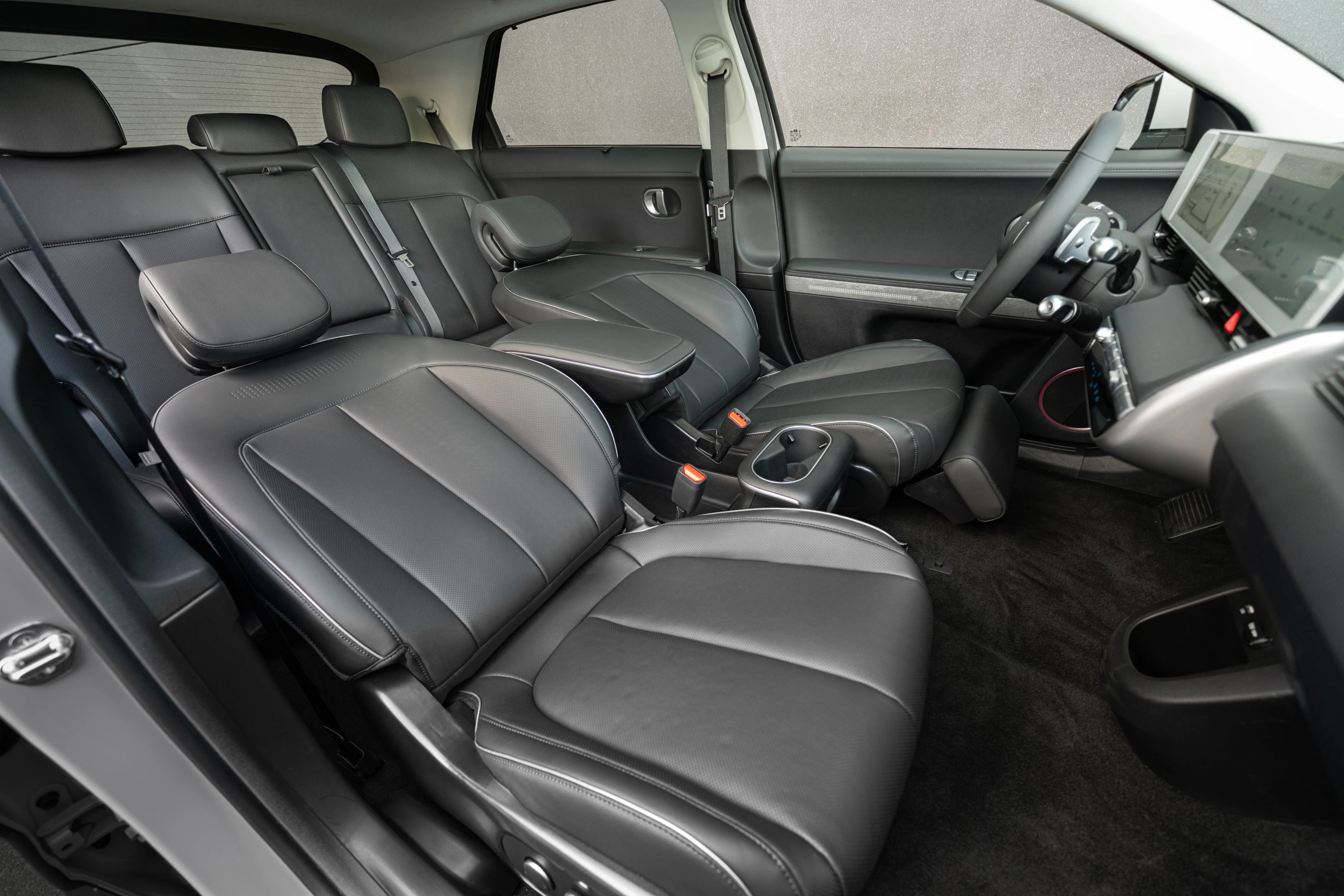 Hyundai Ioniq 5 Long Range AWD frontseats view