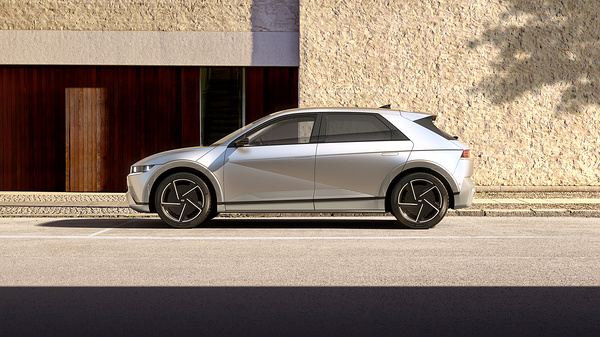 Hyundai Ioniq 5 Long Range AWD exterior view