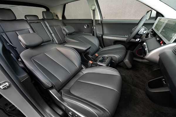 Hyundai Ioniq 5 Long Range AWD frontseats view