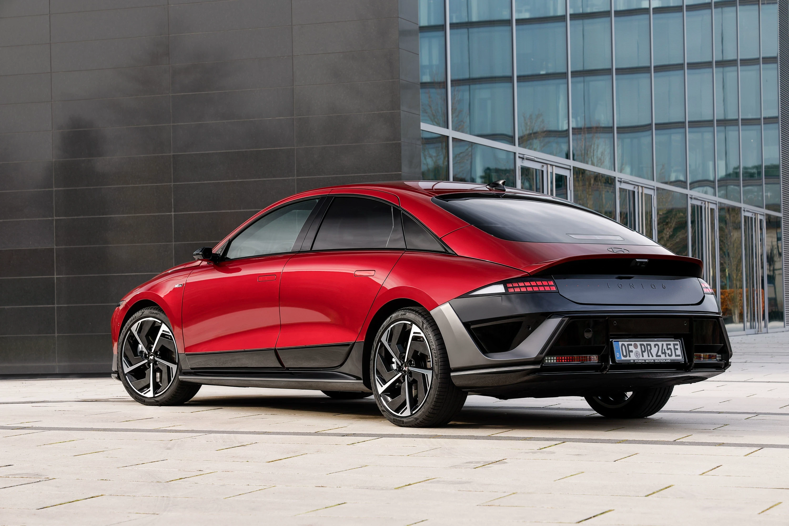 Hyundai Ioniq 6 84 kWh AWD exterior view