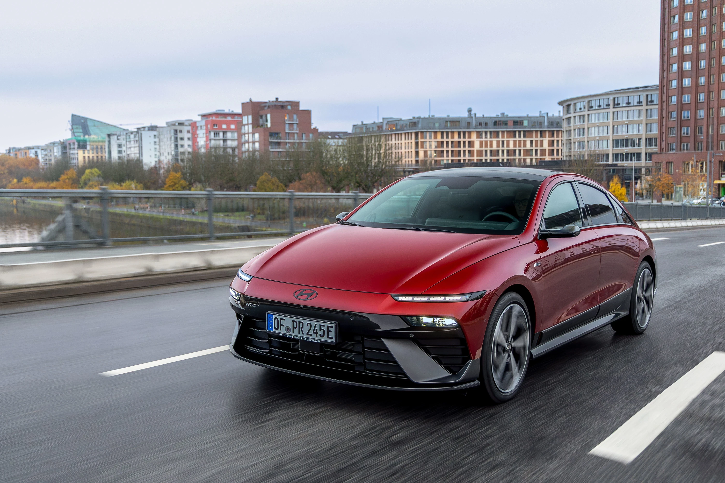 Hyundai Ioniq 6 84 kWh AWD exterior view