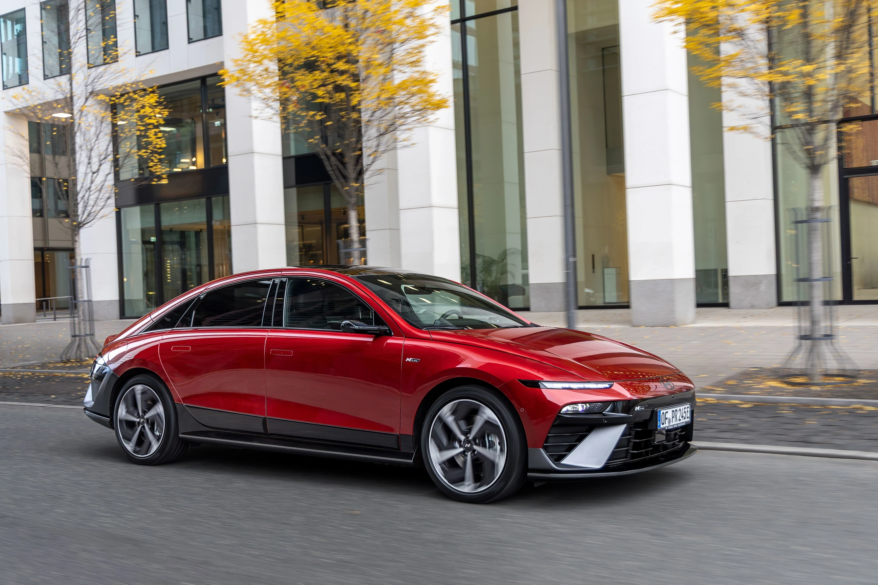 Hyundai Ioniq 6 84 kWh AWD exterior view