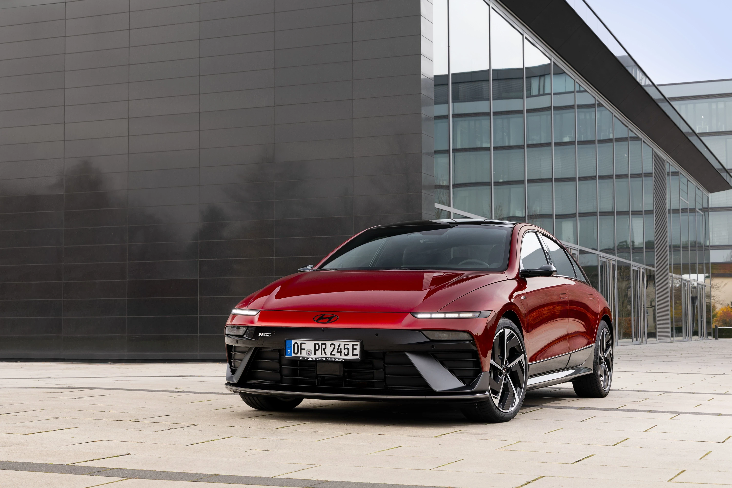 Hyundai Ioniq 6 84 kWh AWD exterior view