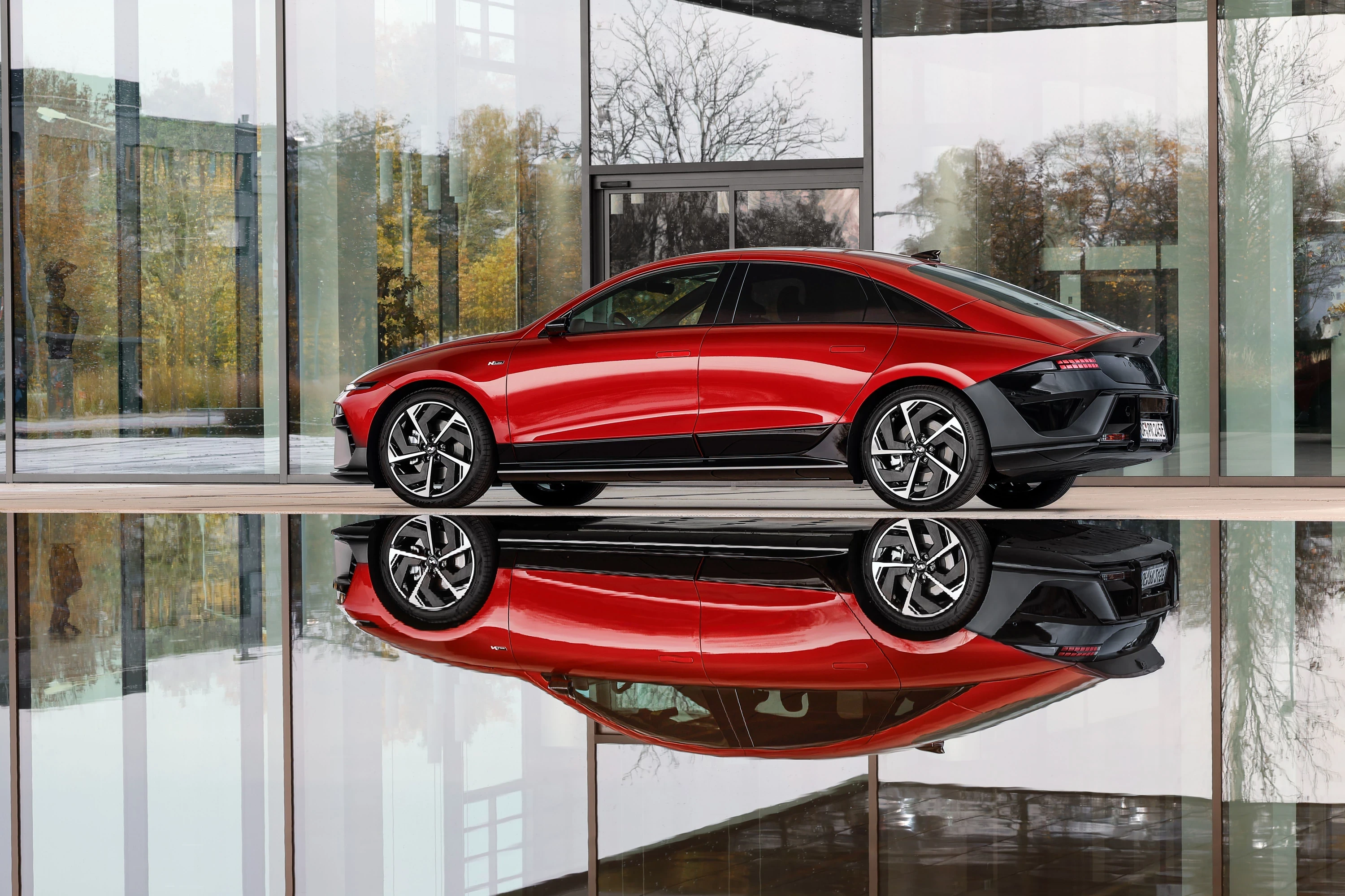 Hyundai Ioniq 6 84 kWh AWD exterior view