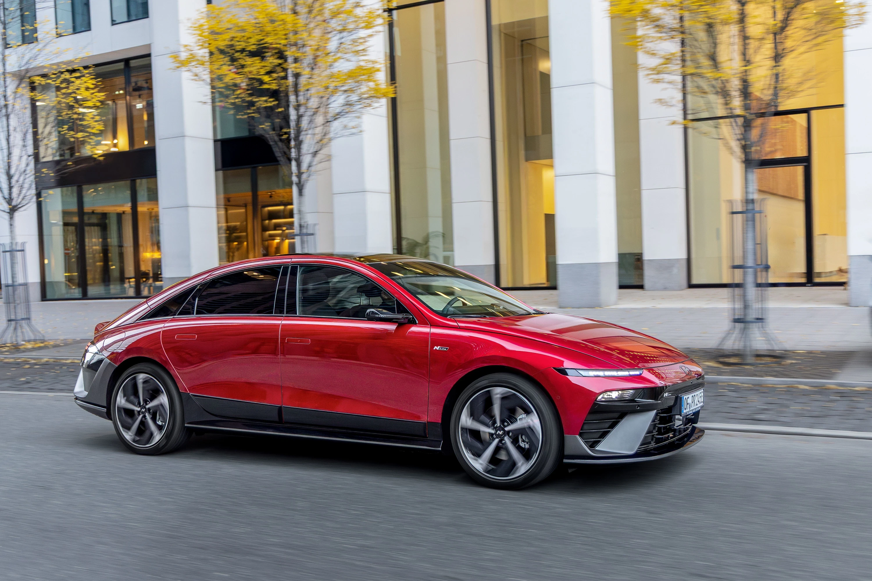 Hyundai Ioniq 6 84 kWh AWD exterior view