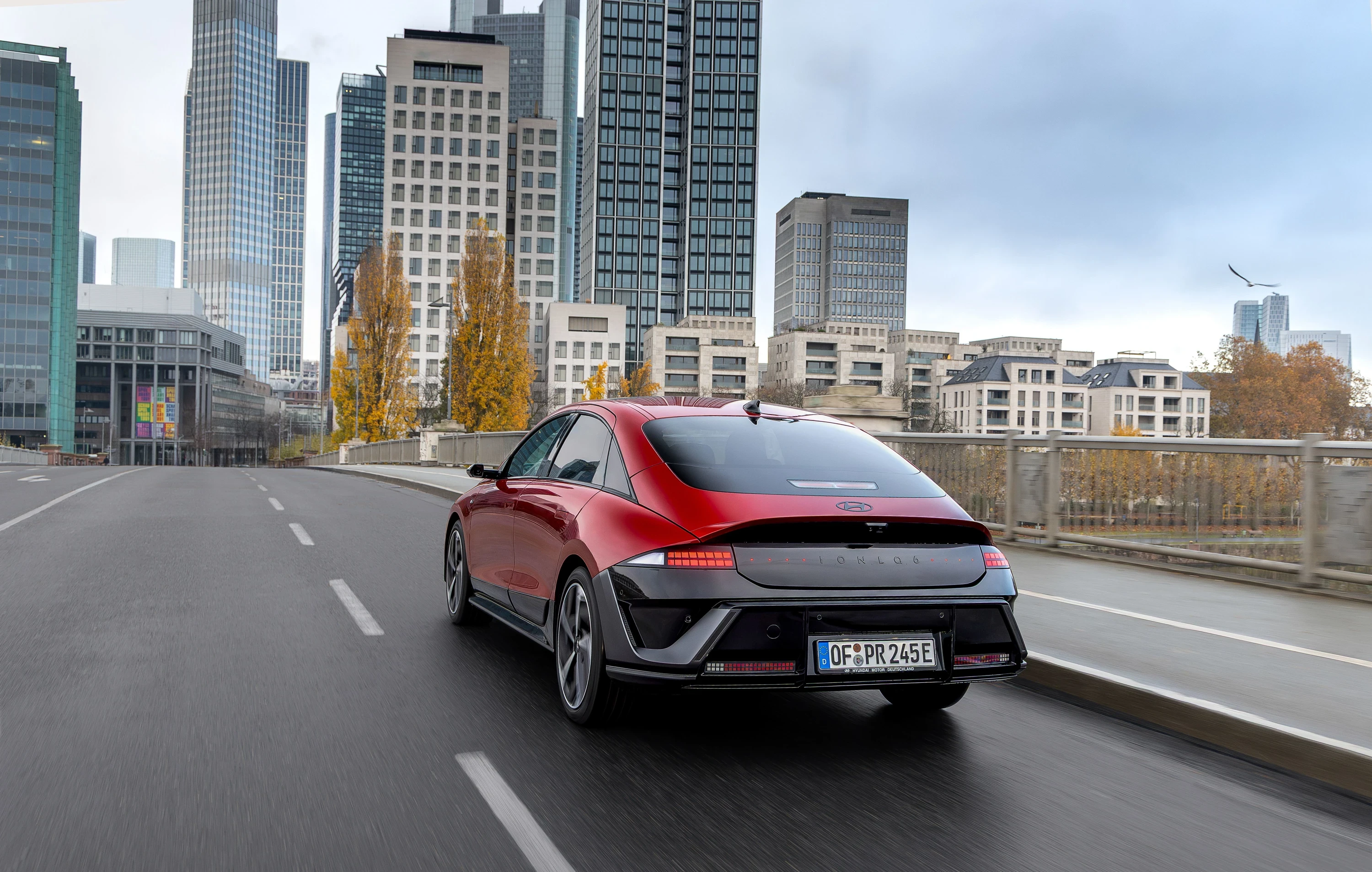 Hyundai Ioniq 6 84 kWh AWD exterior view