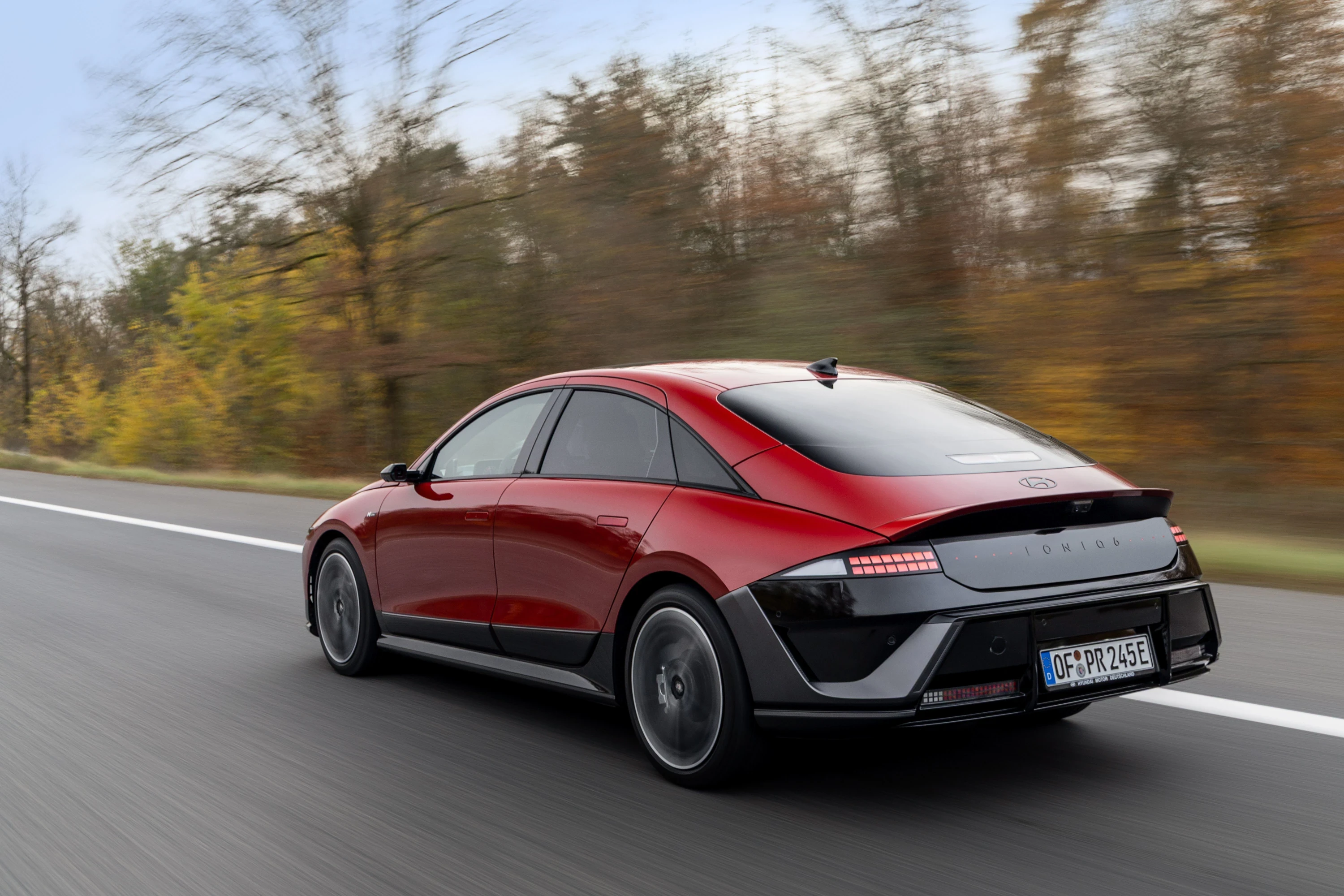 Hyundai Ioniq 6 84 kWh RWD exterior view