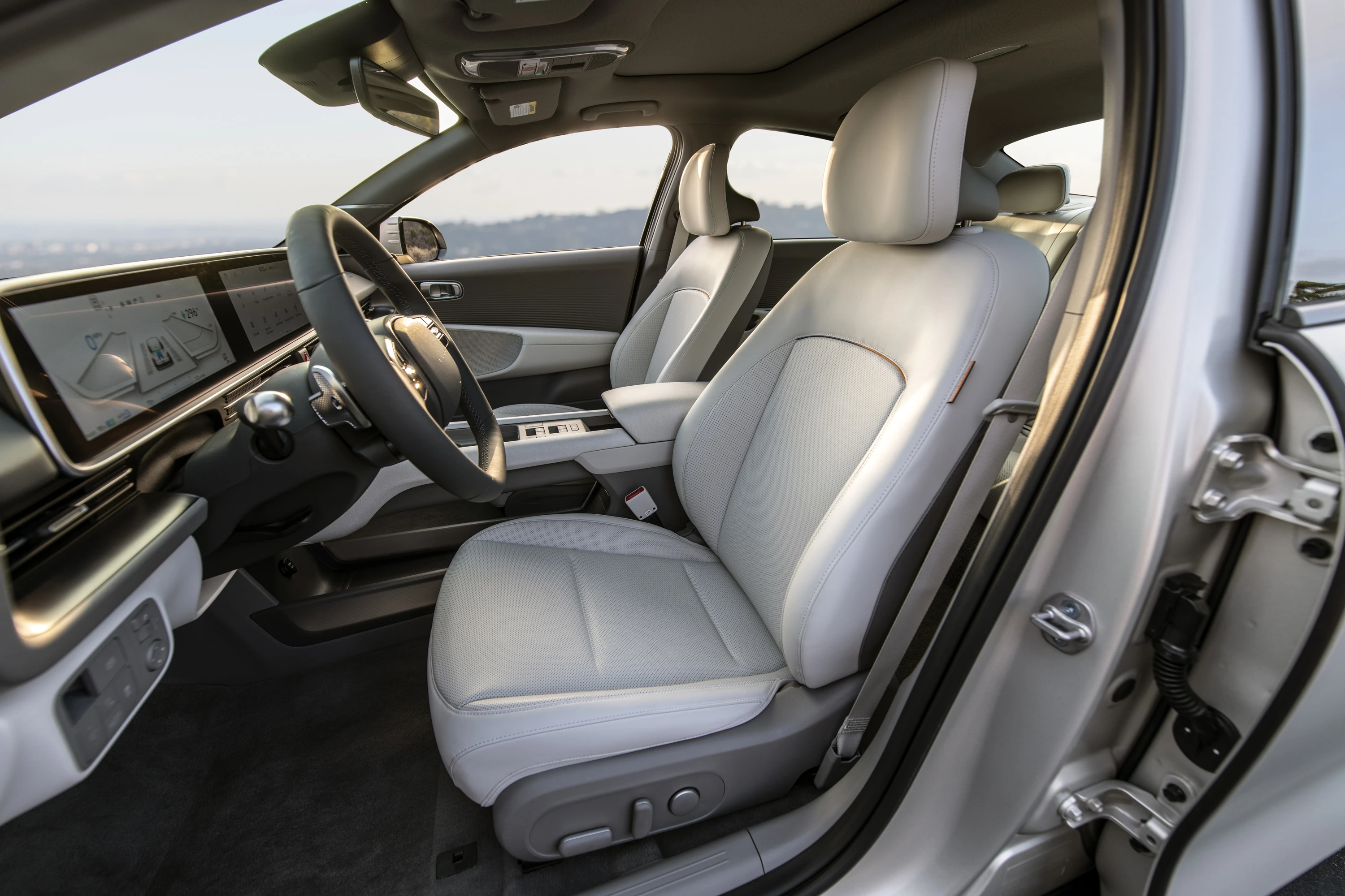 Hyundai Ioniq 6 Standard Range RWD frontseats view