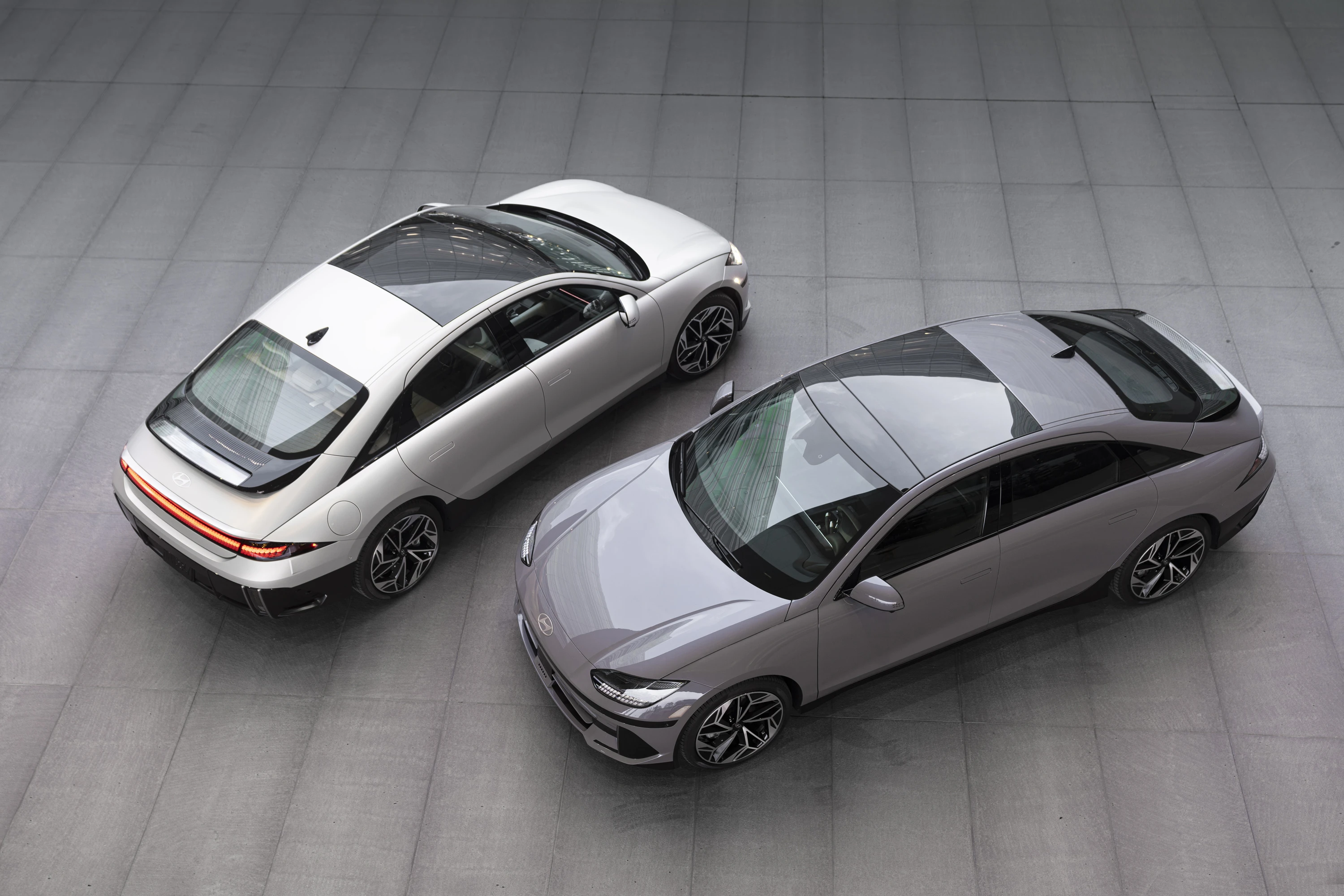 Hyundai Ioniq 6 Standard Range RWD exterior view