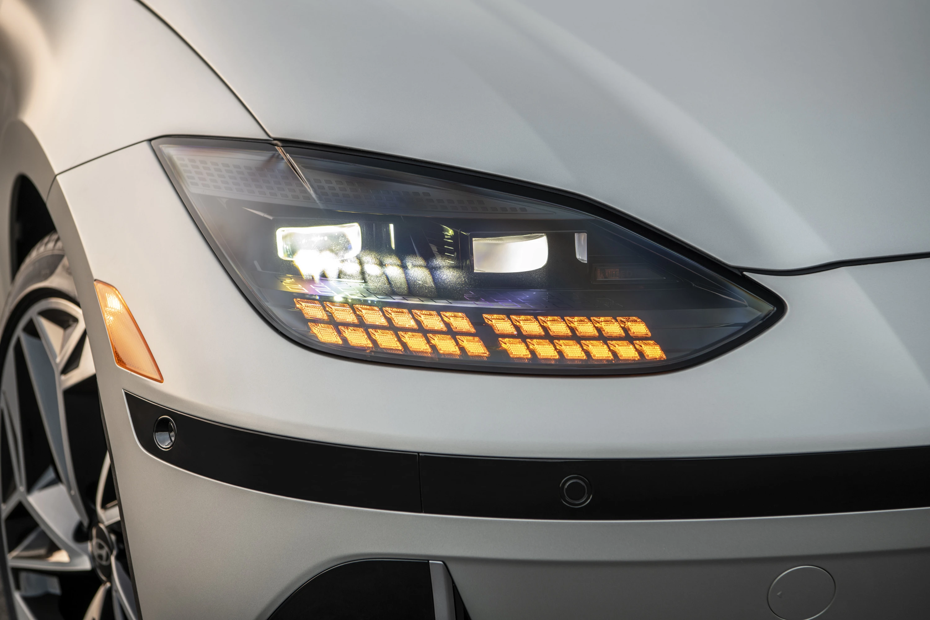 Hyundai Ioniq 6 Standard Range RWD headlights view