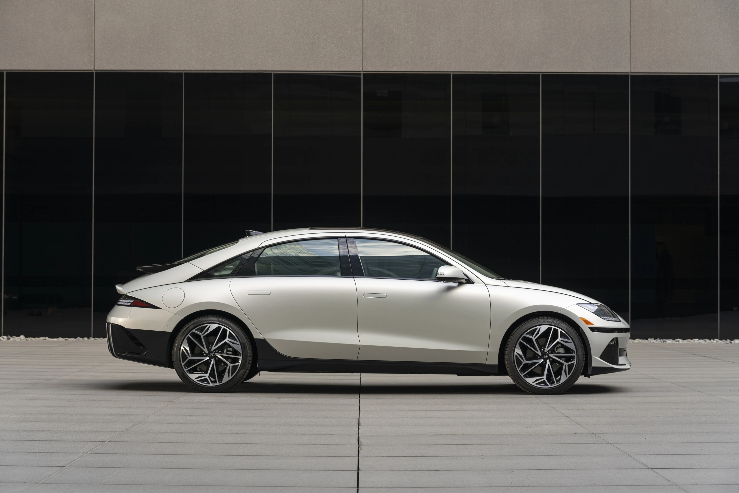 Hyundai Ioniq 6 Standard Range RWD exterior view