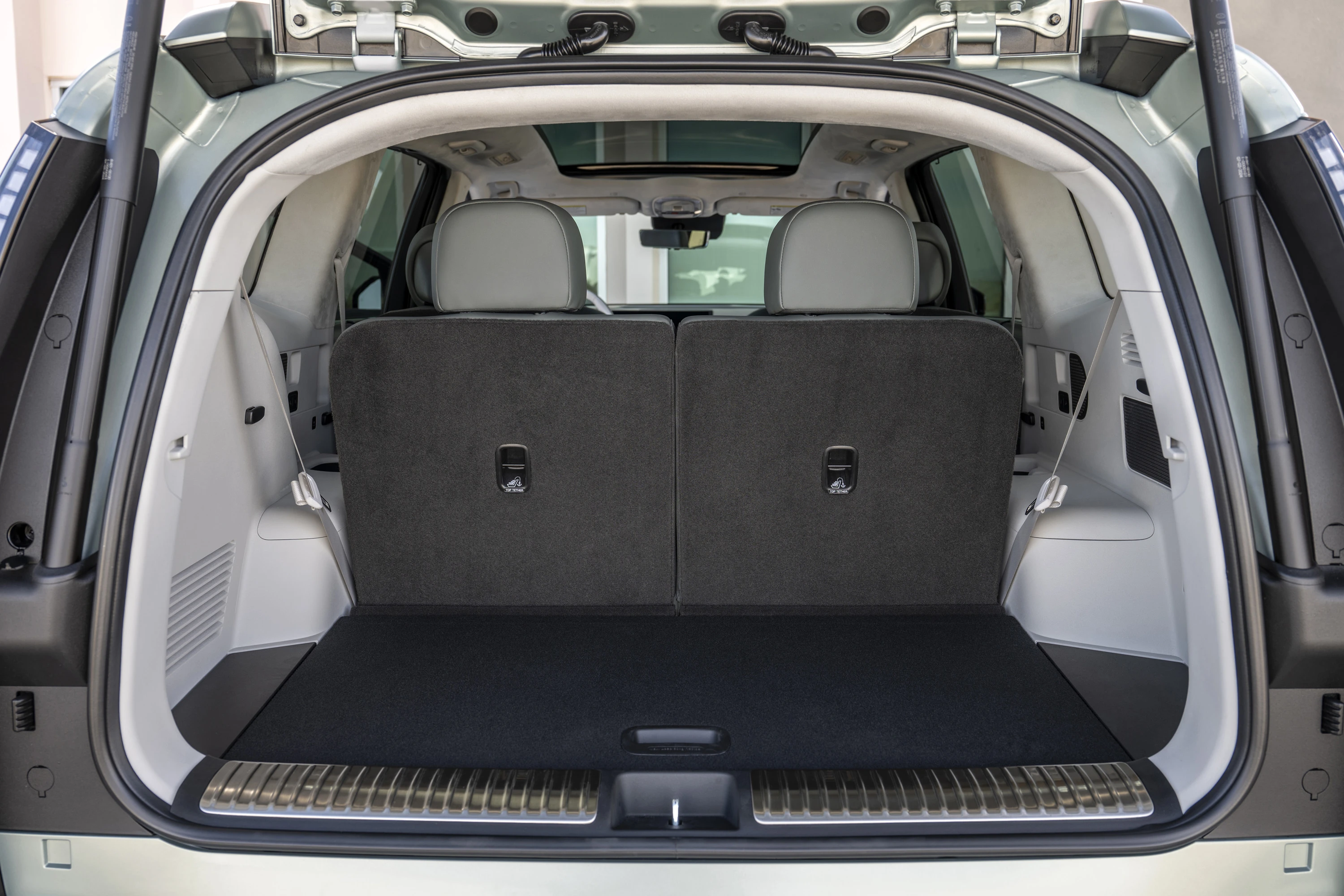 Hyundai IONIQ 9 AWD Long Range trunk view