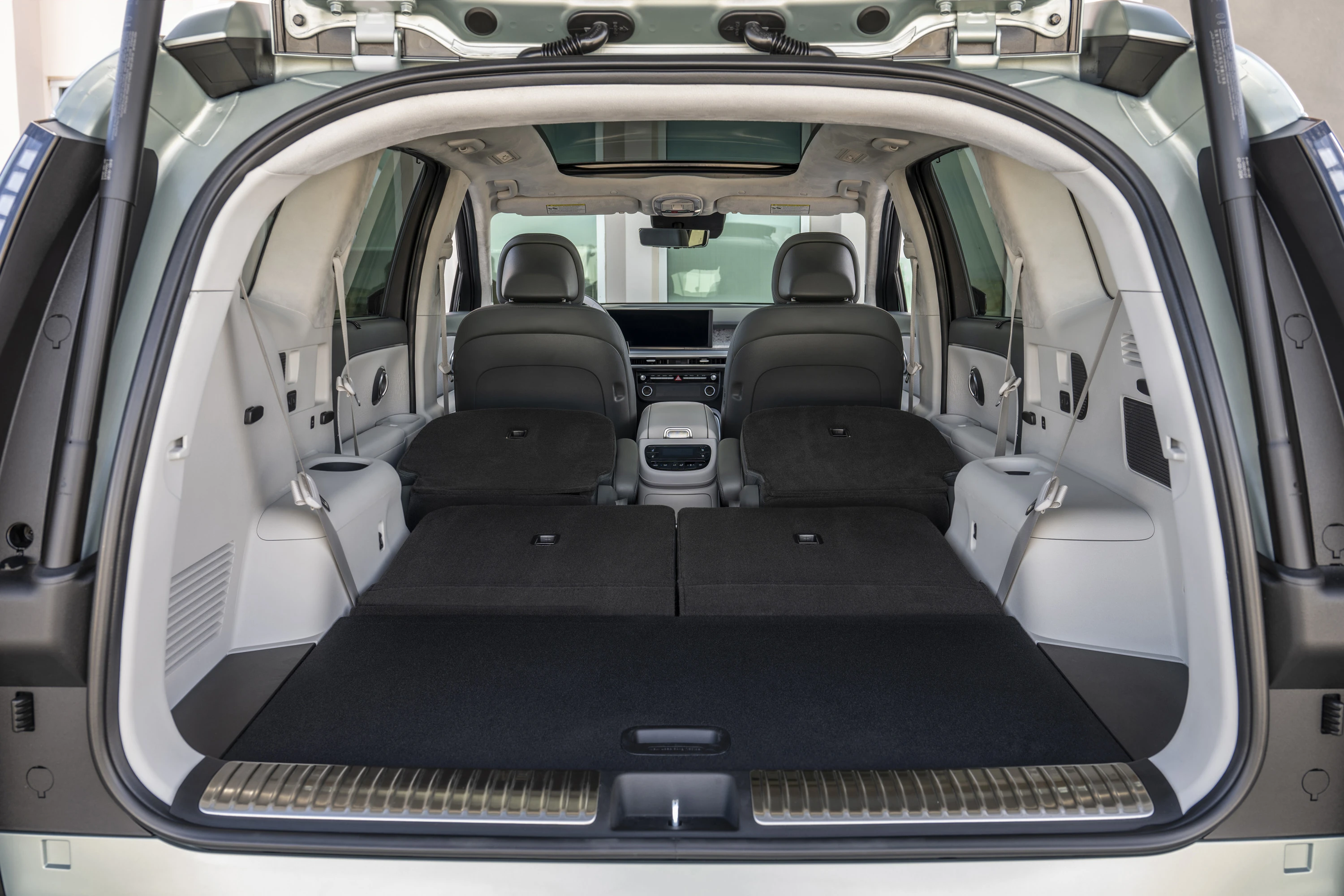 Hyundai IONIQ 9 AWD Long Range trunk view