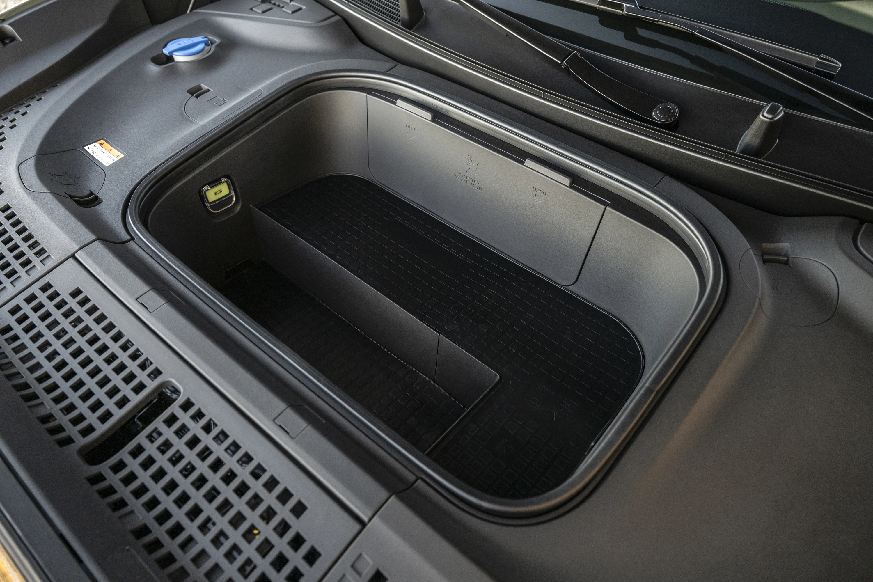 Hyundai IONIQ 9 AWD Long Range frunk view