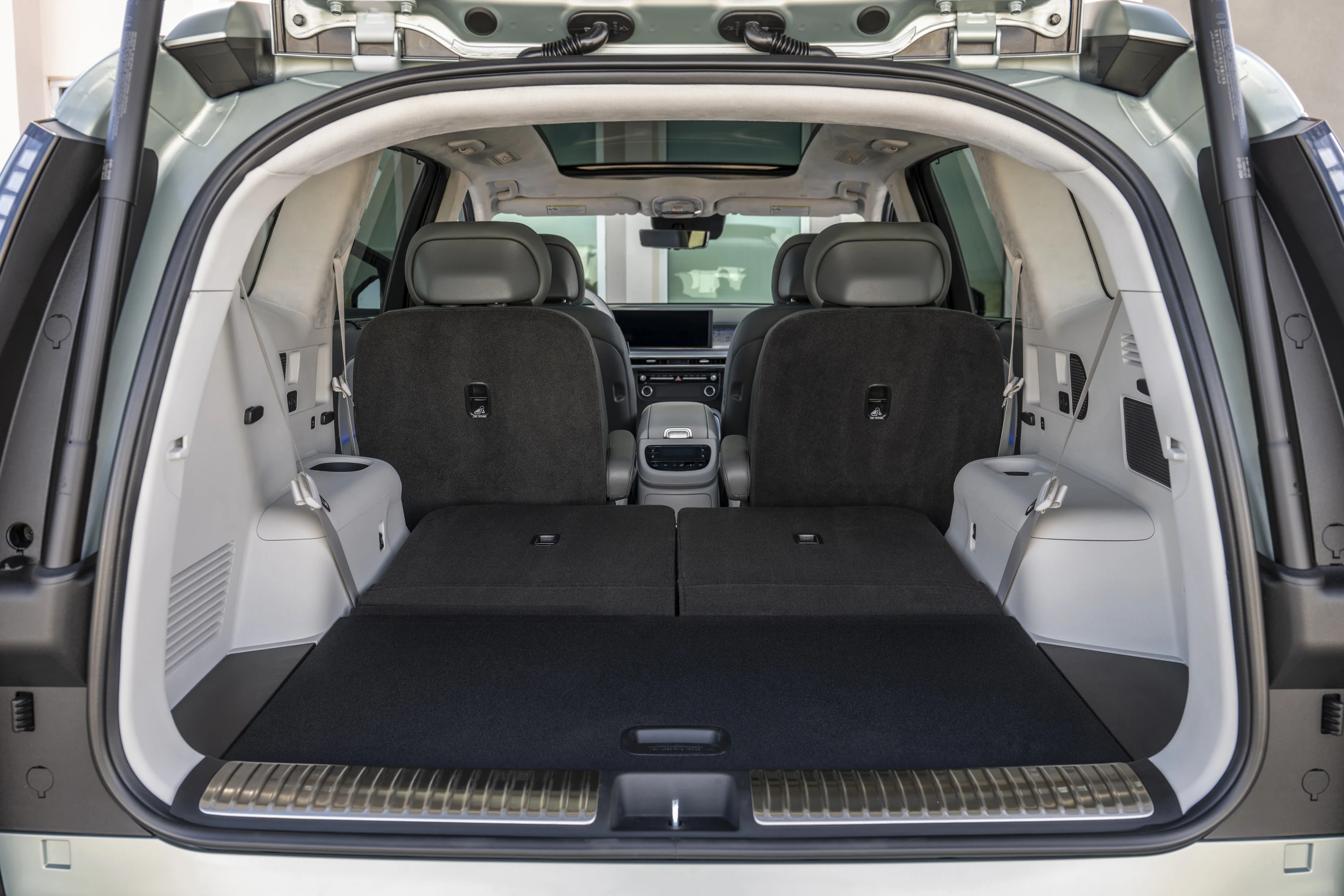 Hyundai IONIQ 9 AWD Long Range trunk view