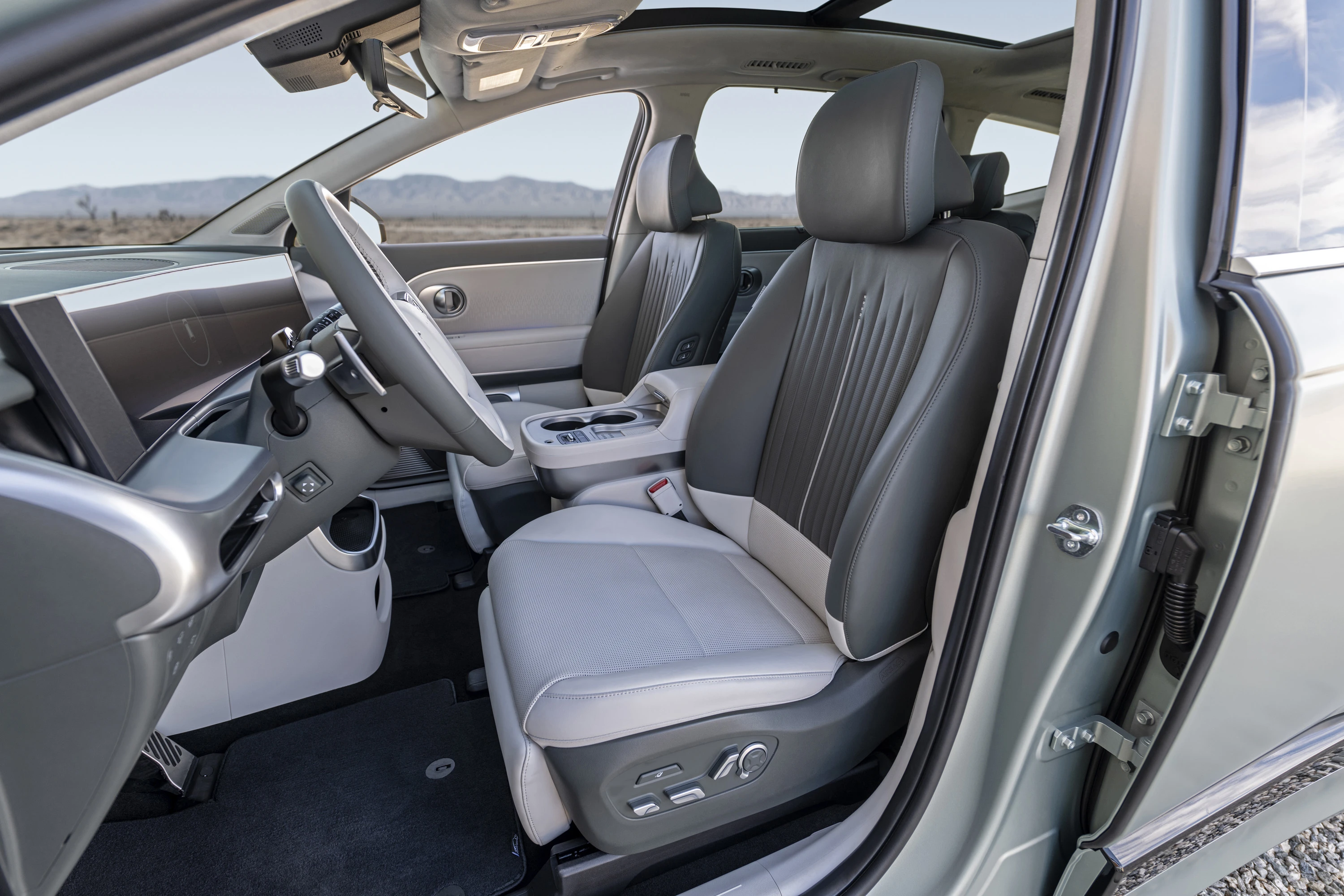 Hyundai IONIQ 9 AWD Long Range frontseats view
