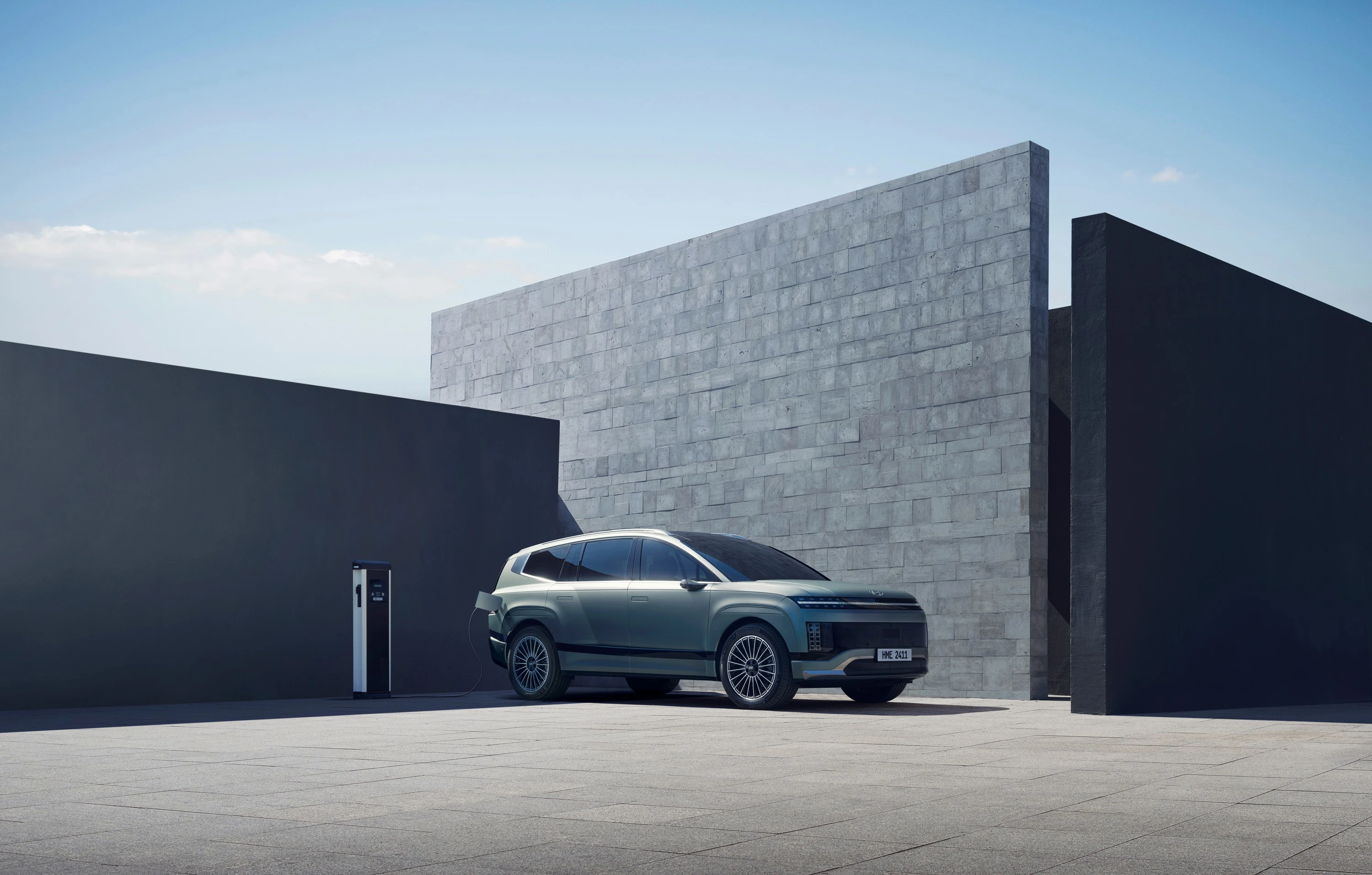 Hyundai IONIQ 9 AWD Long Range charging view