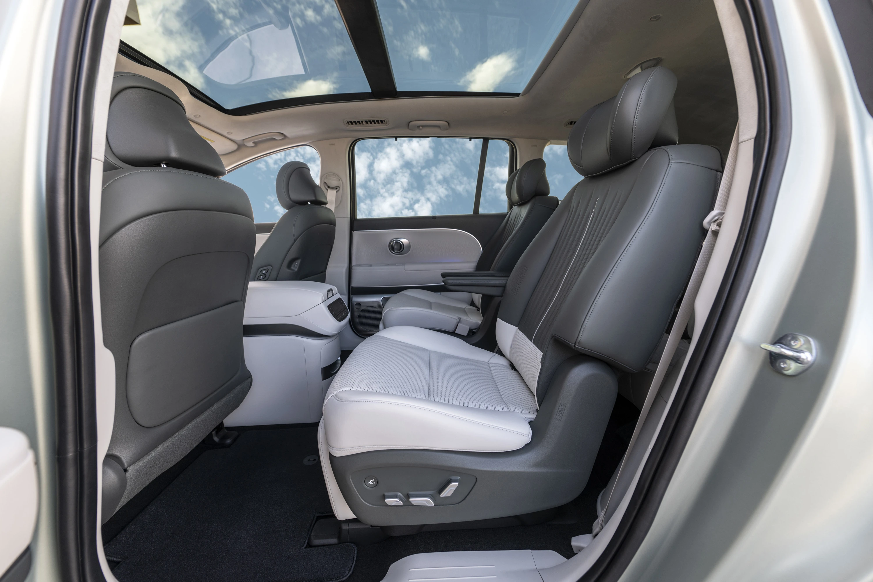 Hyundai IONIQ 9 AWD Long Range secondrowseats view