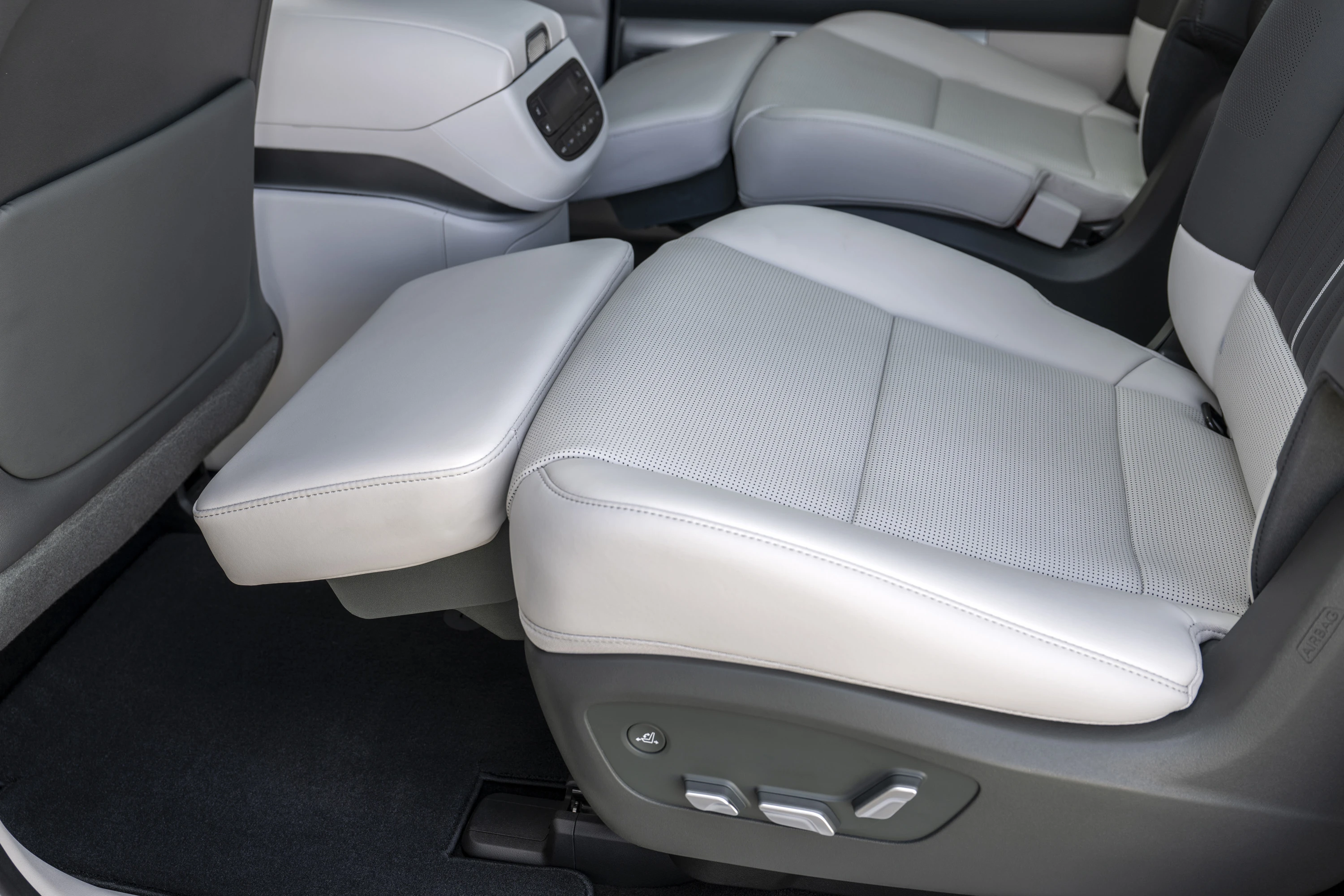 Hyundai IONIQ 9 AWD Long Range secondrowseats view