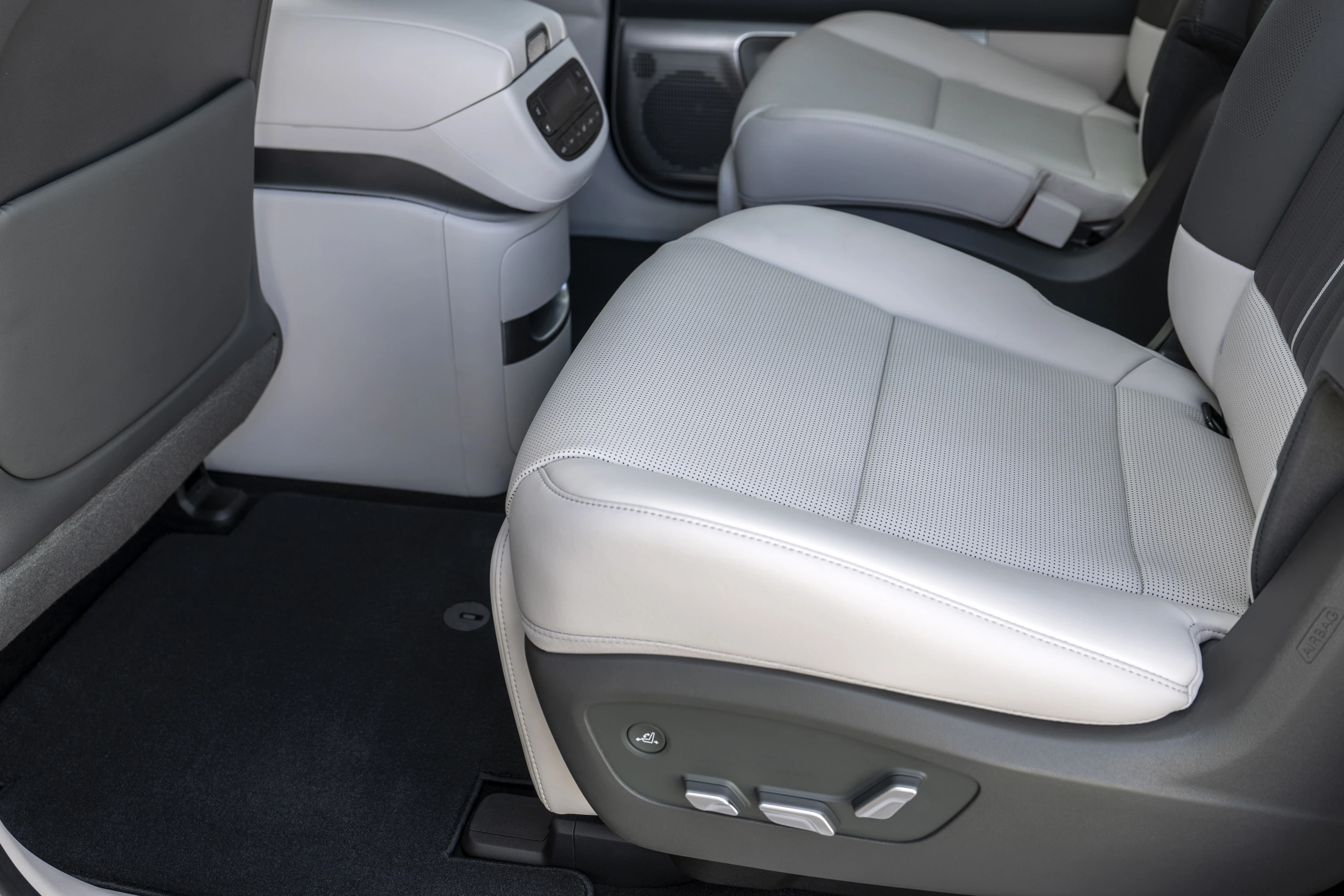 Hyundai IONIQ 9 AWD Performance secondrowseats view