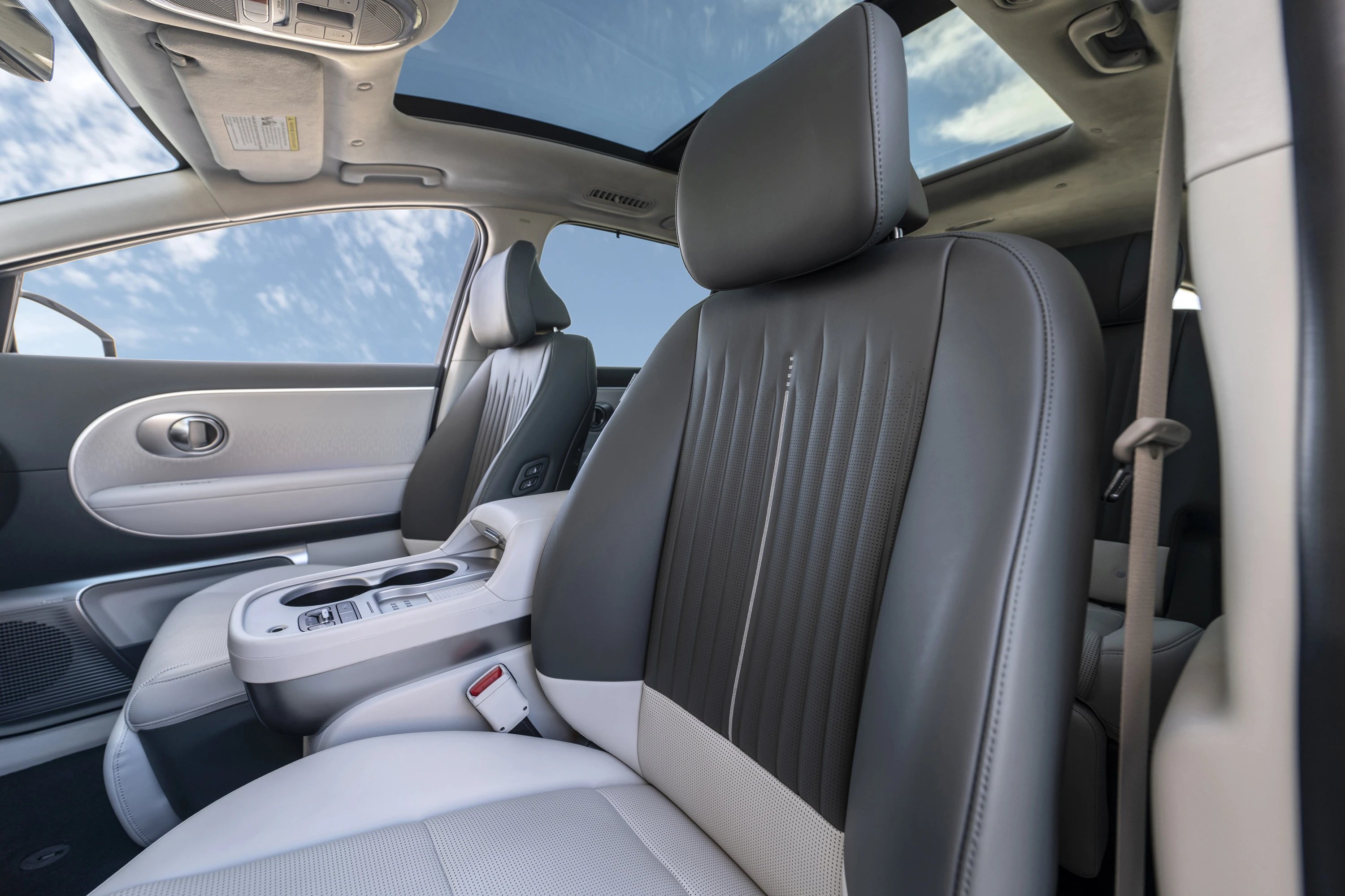 Hyundai IONIQ 9 AWD Performance frontseats view