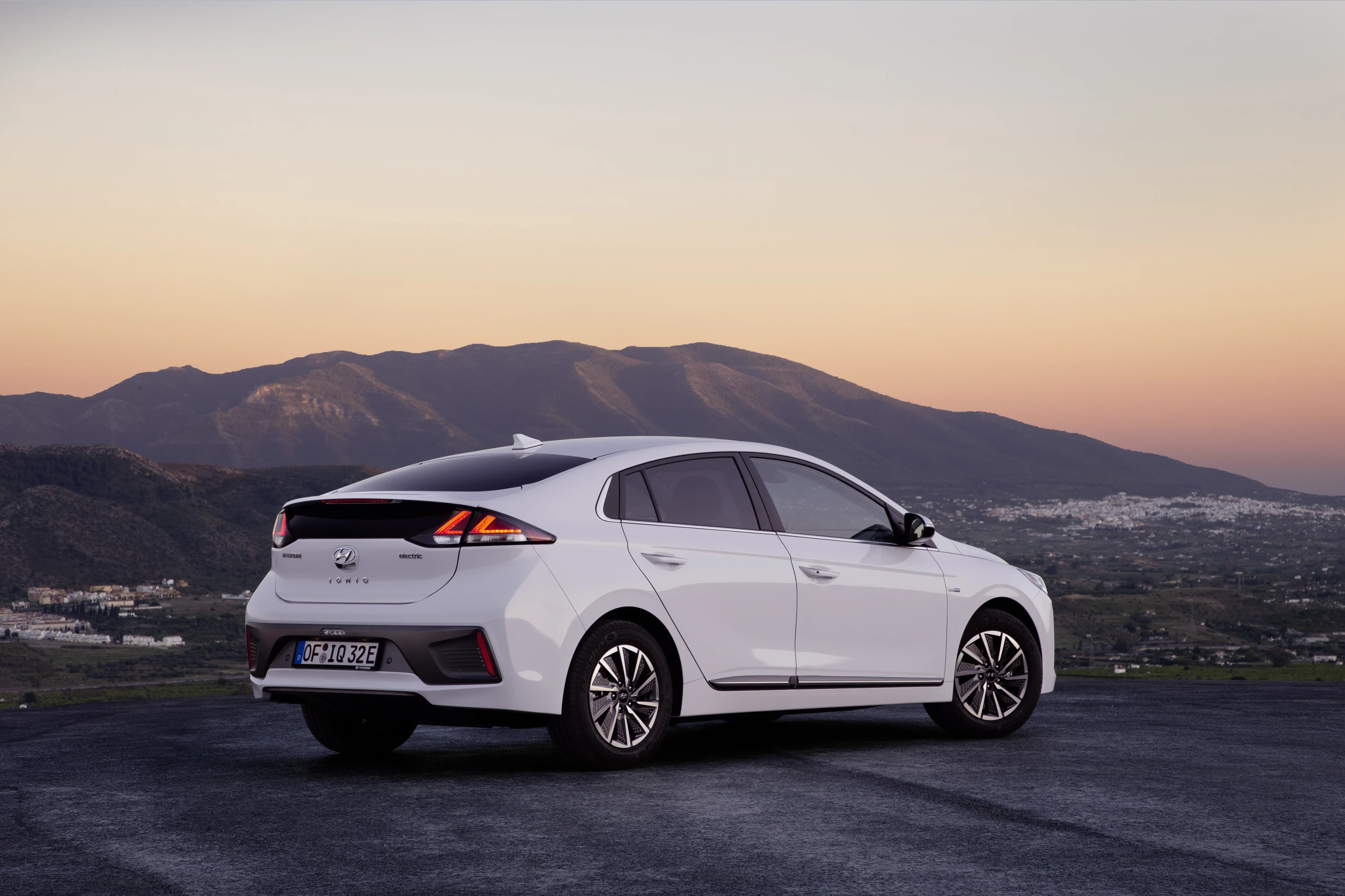 Hyundai IONIQ Electric 28 kWh exterior view
