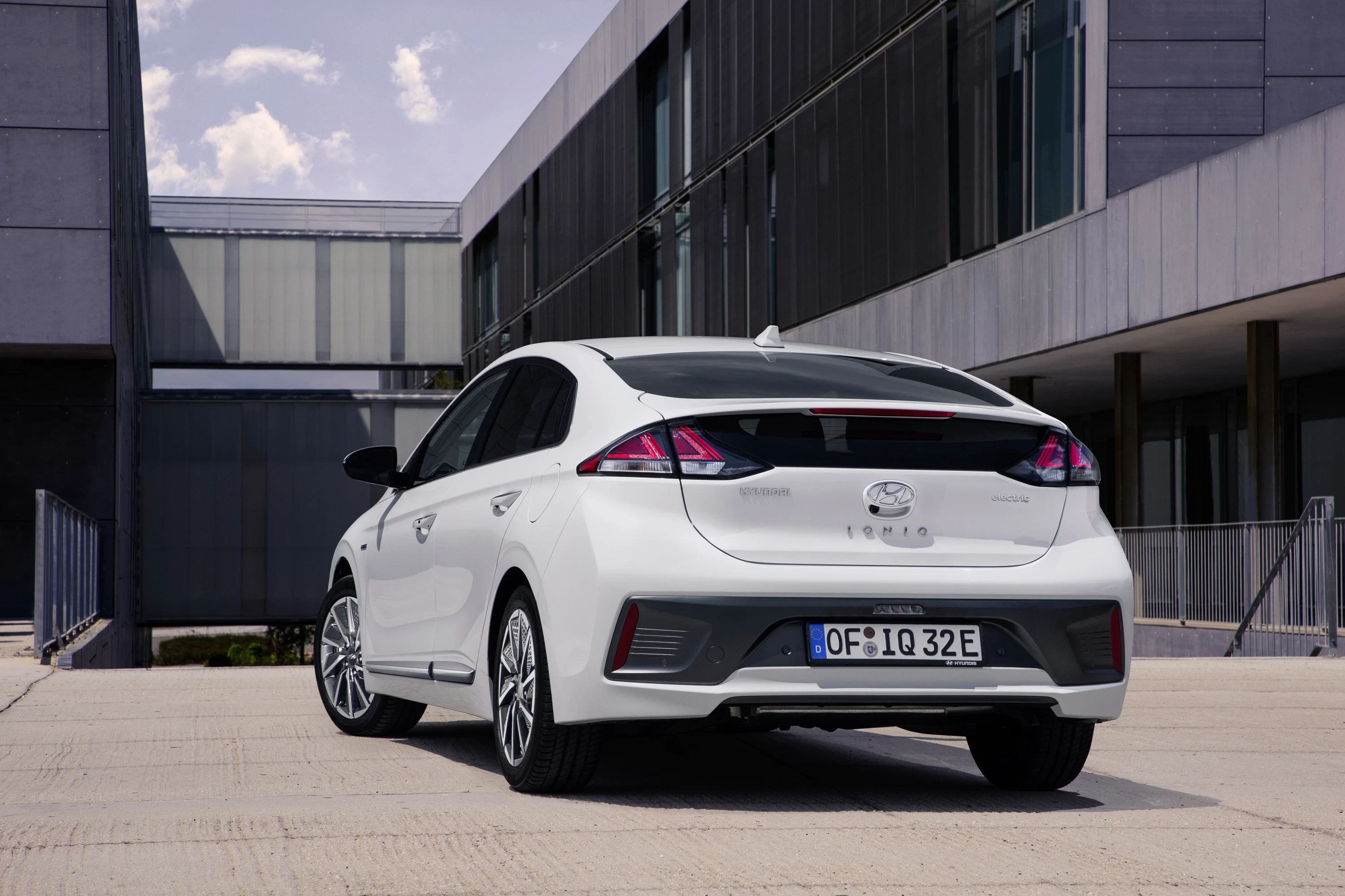 Hyundai IONIQ Electric 28 kWh exterior view