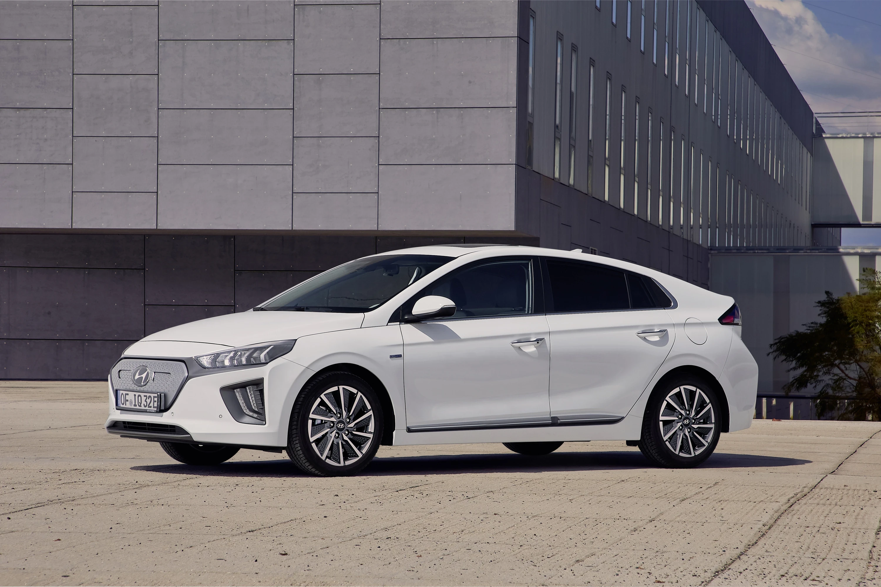 Hyundai IONIQ Electric 28 kWh exterior view