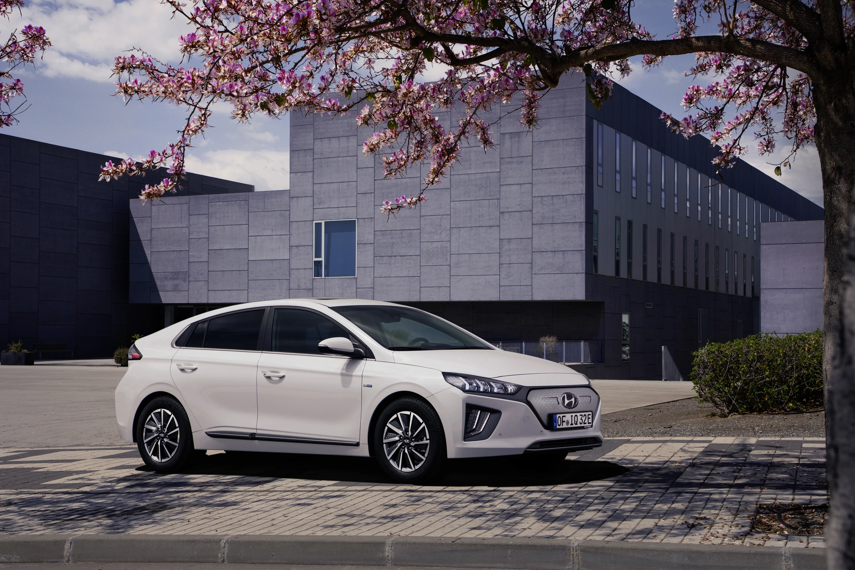 Hyundai IONIQ Electric 28 kWh exterior view