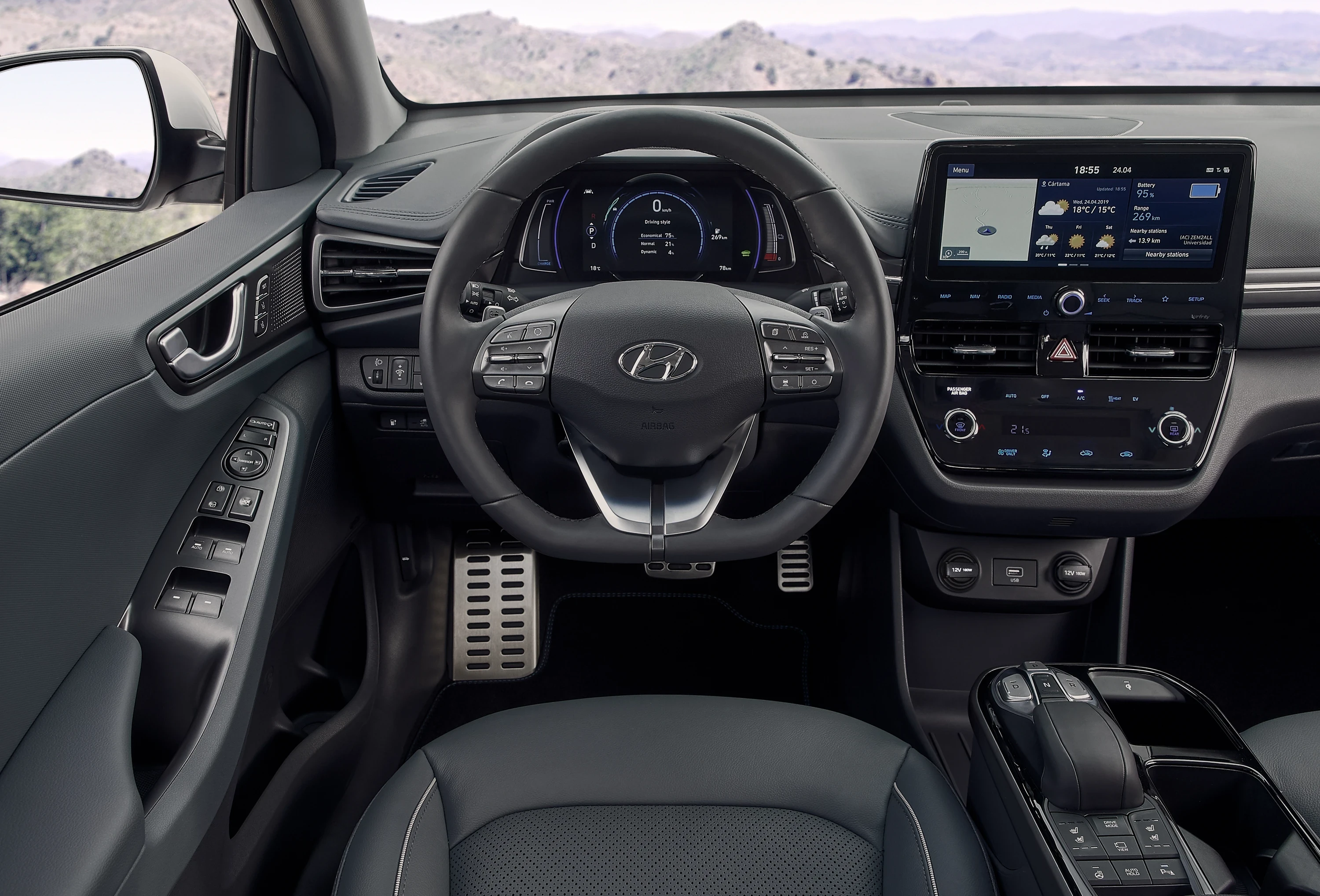 Hyundai IONIQ Electric 28 kWh screens view