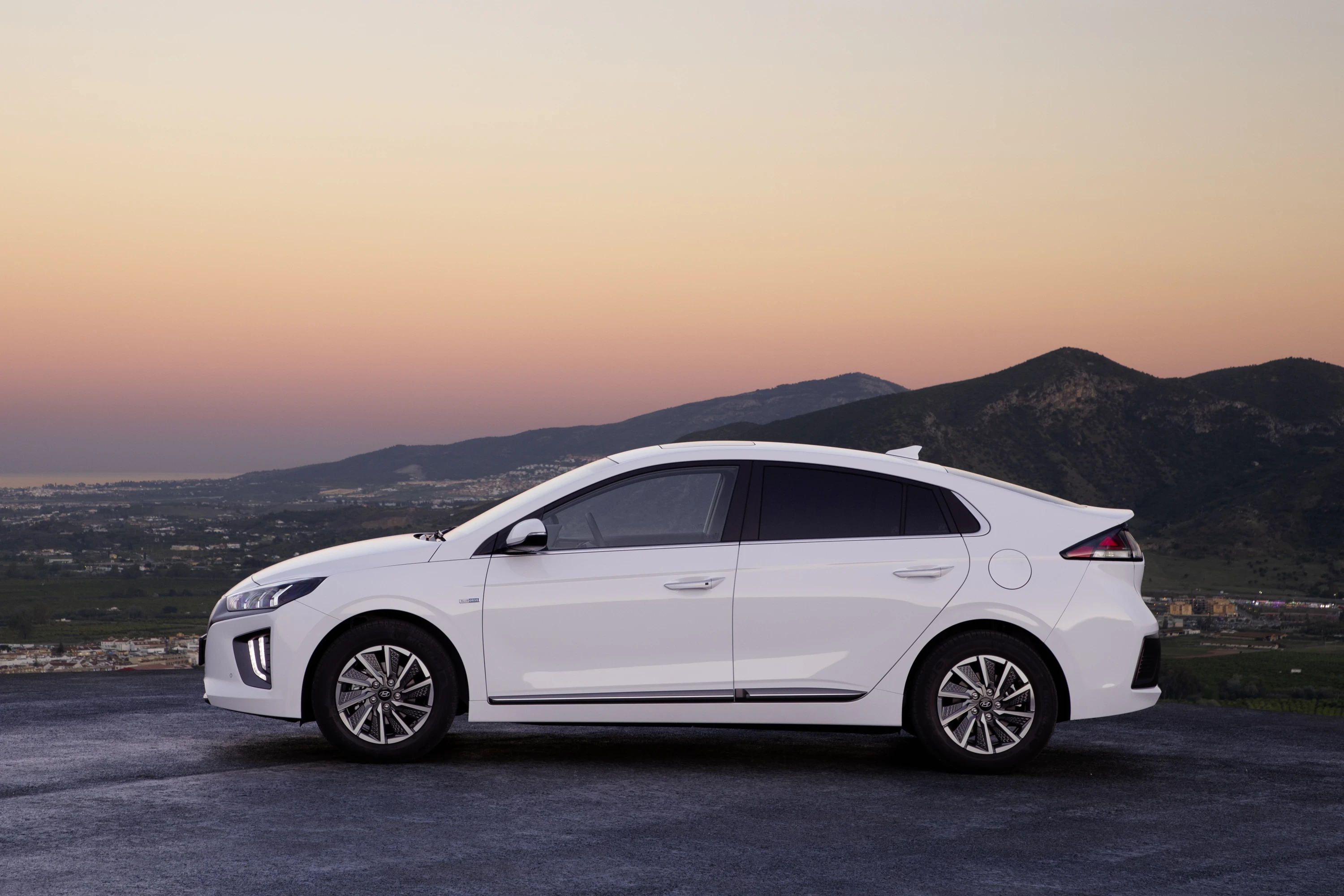 Hyundai IONIQ Electric 28 kWh exterior view